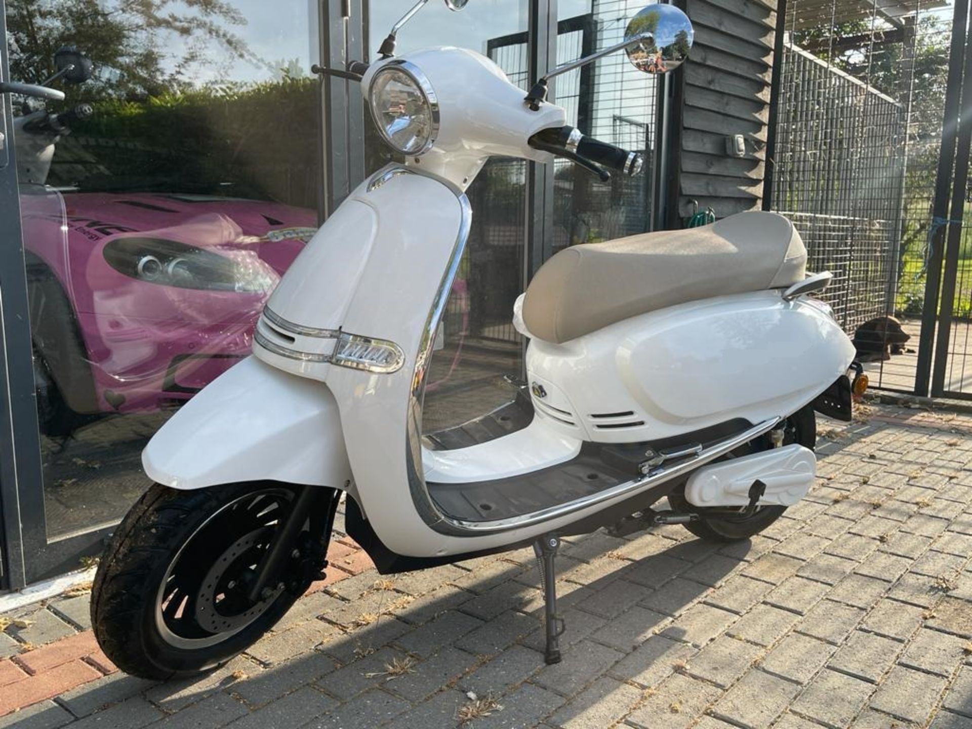 2021/71 WHITE MILANO ELECTRIC SCOOTER, 4000W, MAX SPEED OF 50mph, 72v VESPA / LAMBRETTA STYLE *+ VAT - Image 6 of 15