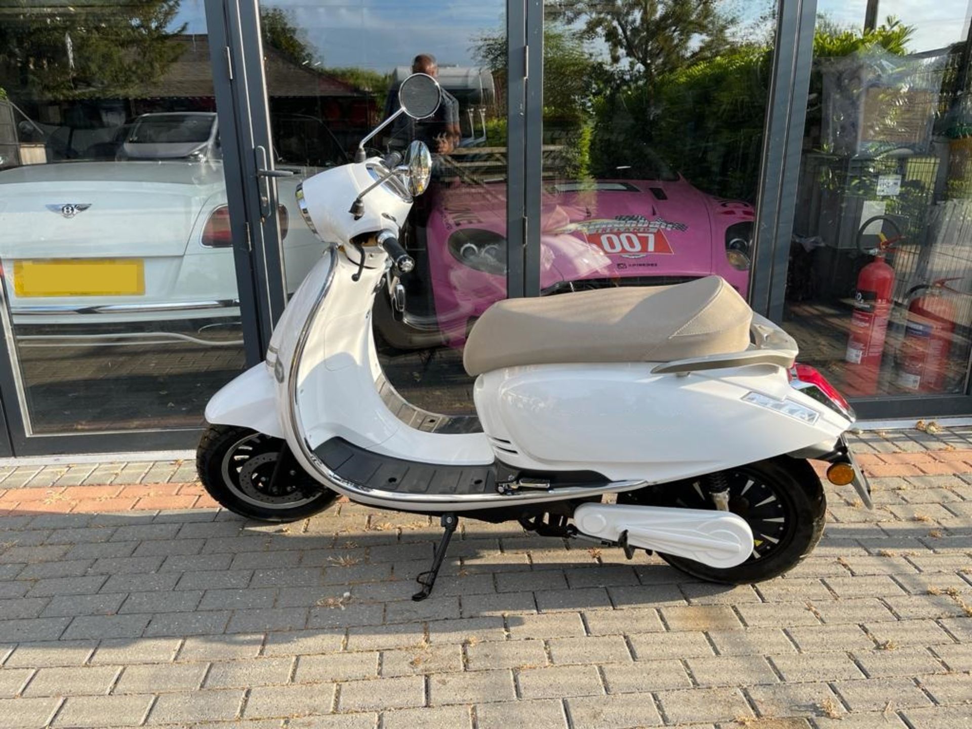 2021/71 WHITE MILANO ELECTRIC SCOOTER, 4000W, MAX SPEED OF 50mph, 72v VESPA / LAMBRETTA STYLE *+ VAT - Image 7 of 15