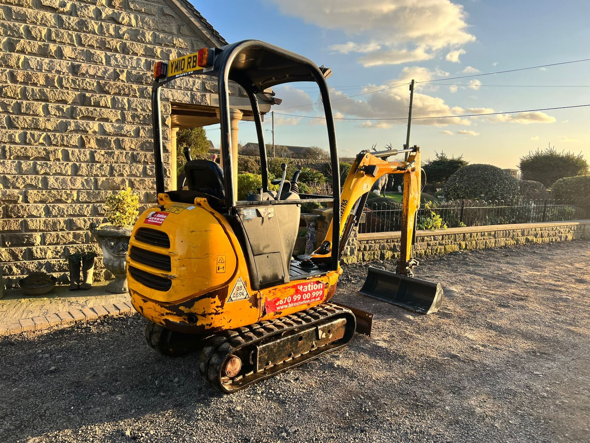 2010 JCB 8014 1.4 TON MINI DIGGER, RUNS DRIVES AND DIGS, SHOWING A LOW AND GENUINE 972 HOURS - Image 5 of 17