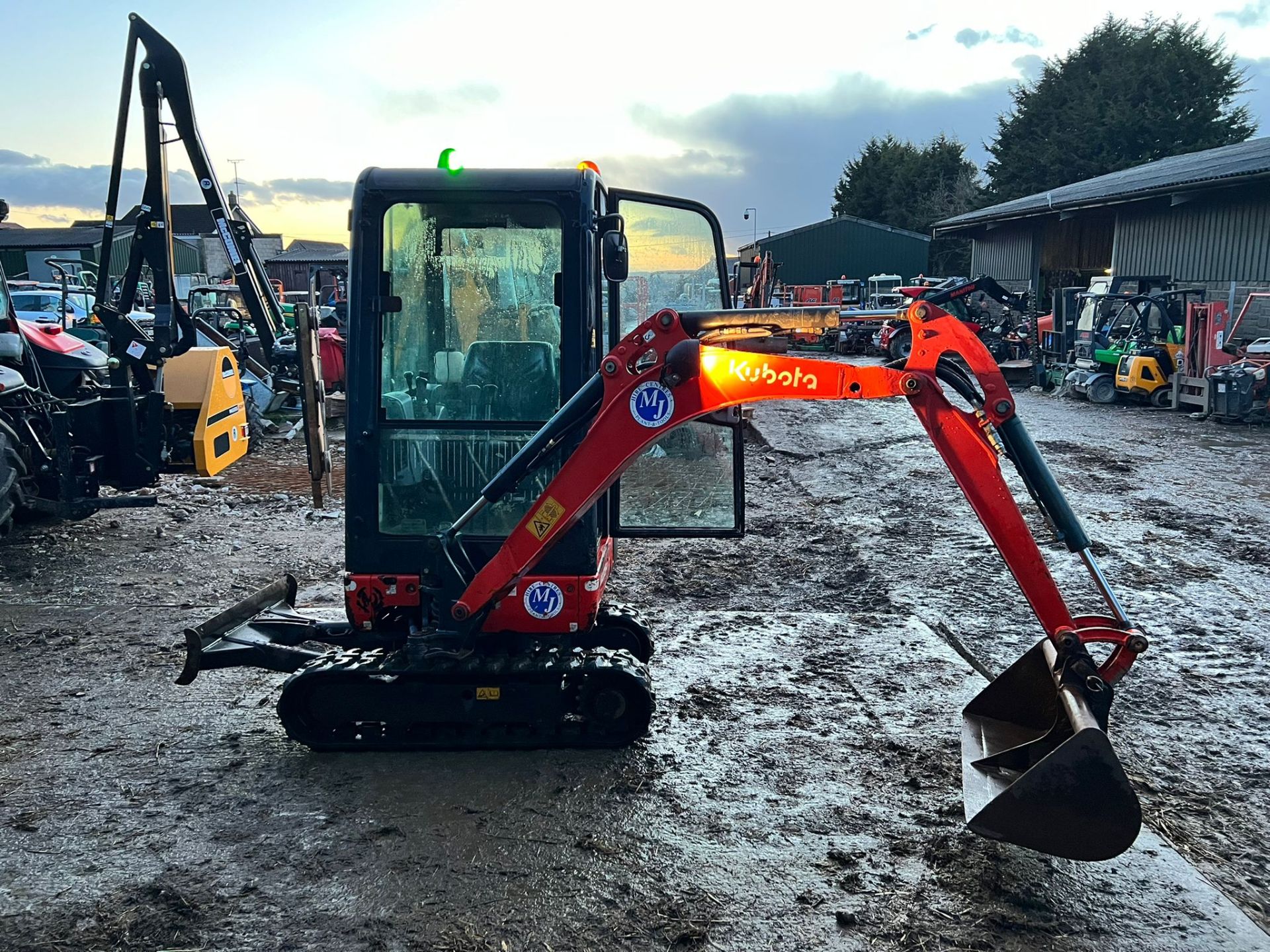 2015 KUBOTA KX015-4 1.5 TON MINI DIGGER, RUNS DRIVES DIGS, SHOWING A LOW AND GENUINE 1850 HOURS - Image 8 of 11