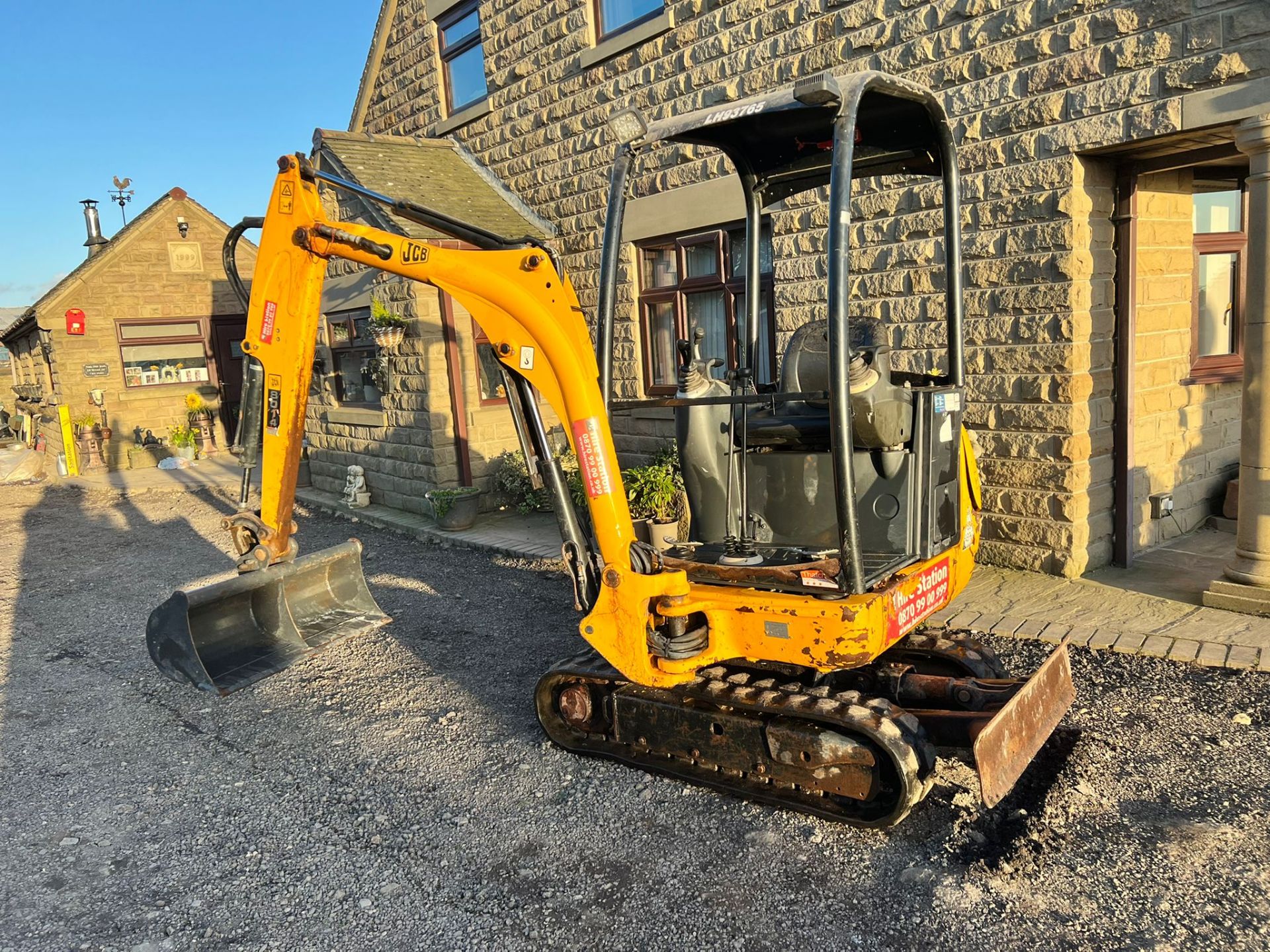 2010 JCB 8014 1.4 TON MINI DIGGER, RUNS DRIVES AND DIGS, SHOWING A LOW AND GENUINE 972 HOURS - Image 3 of 17