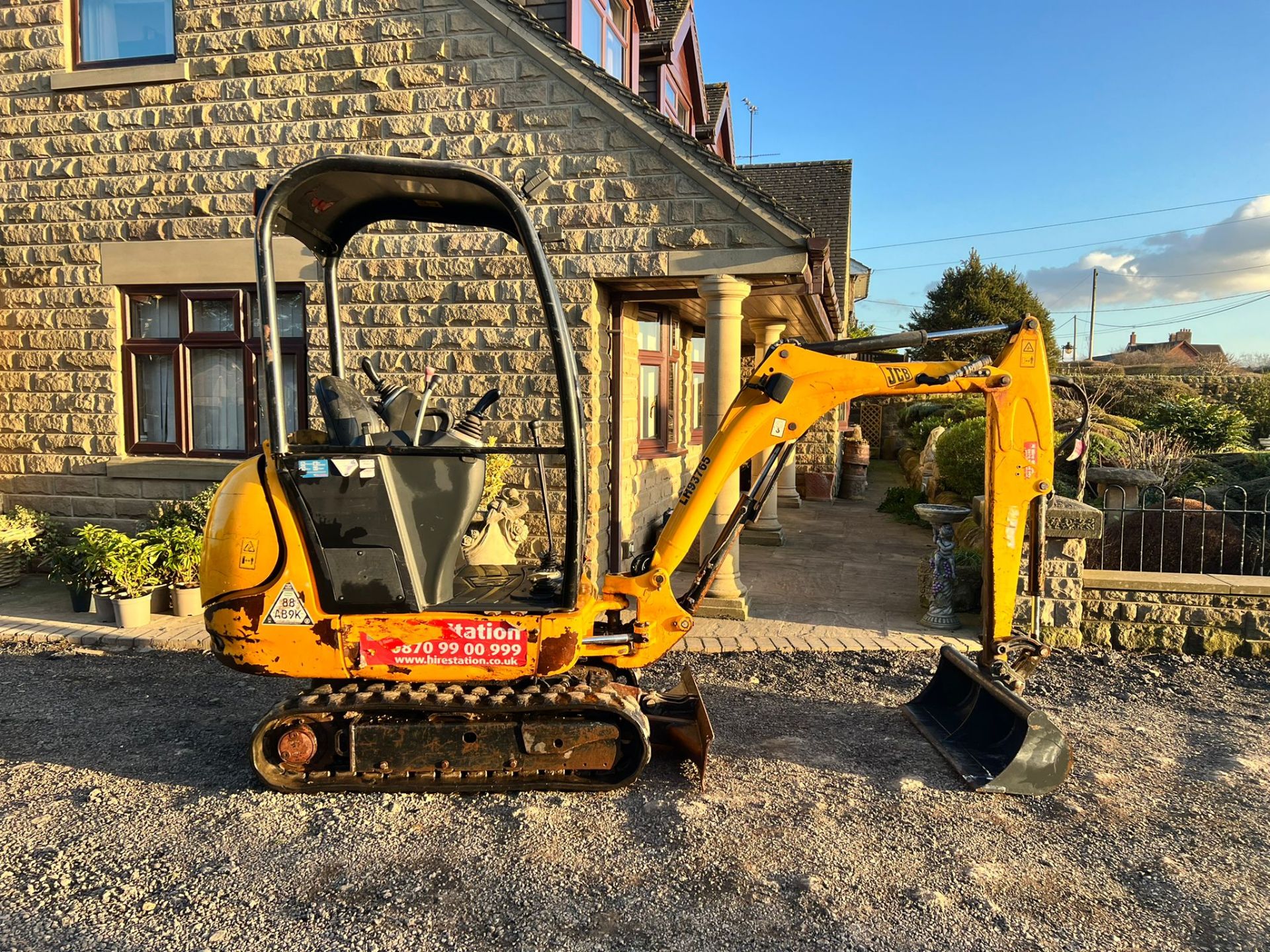 2010 JCB 8014 1.4 TON MINI DIGGER, RUNS DRIVES AND DIGS, SHOWING A LOW AND GENUINE 972 HOURS - Image 6 of 17