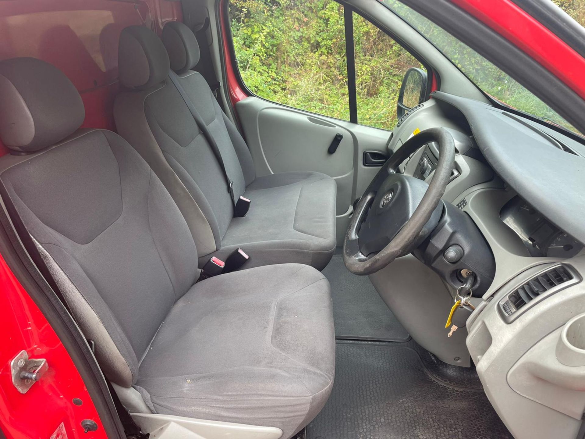 2009 VAUXHALL VIVARO 2700 CDTI SWB RED PANEL VAN, 2.0 DIESEL ENGINE, 125,530 MILES *NO VAT* - Image 12 of 19