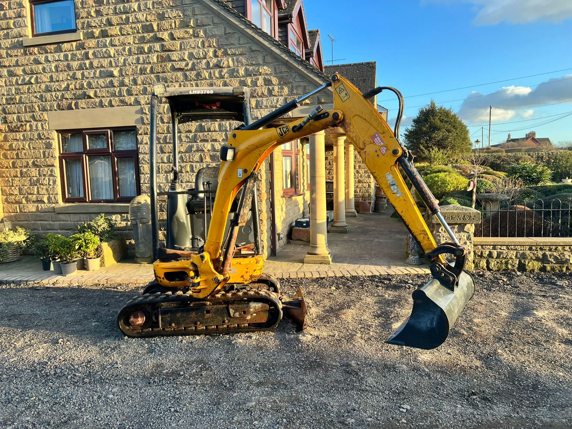 2010 JCB 8014 1.4 TON MINI DIGGER, RUNS DRIVES AND DIGS, SHOWING A LOW AND GENUINE 972 HOURS - Image 16 of 17