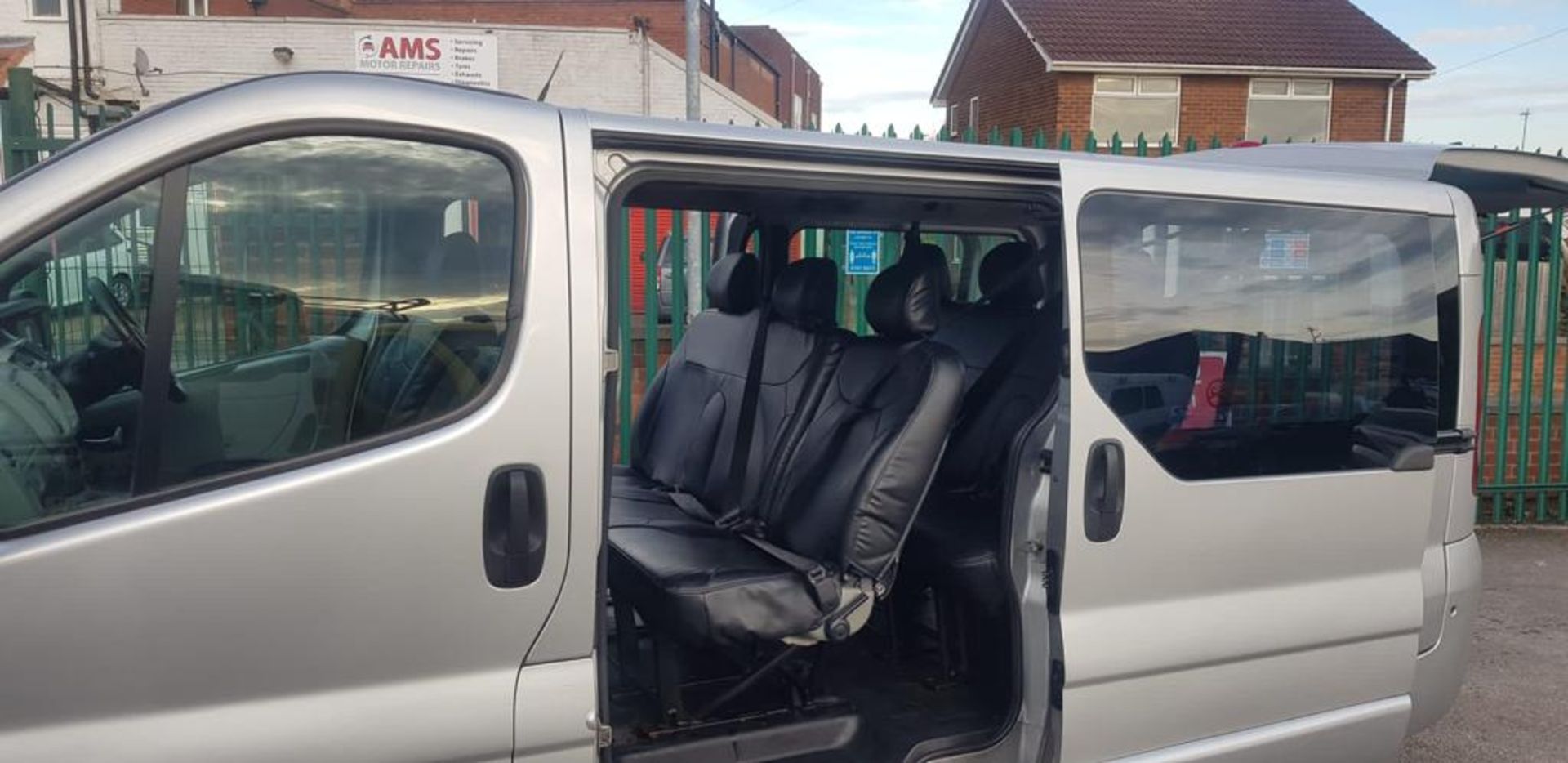 2009 VAUXHALL VIVARO COMBI LWB SILVER MINIBUS, 2.0 DIESEL ENGINE, 234,770 MILES *NO VAT* - Image 7 of 13