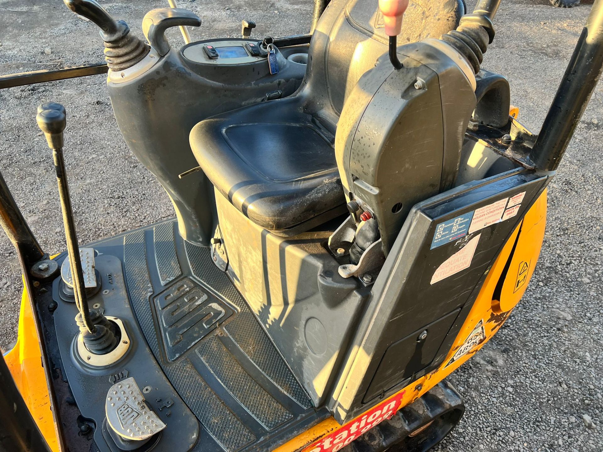 2010 JCB 8014 1.4 TON MINI DIGGER, RUNS DRIVES AND DIGS, SHOWING A LOW AND GENUINE 972 HOURS - Image 10 of 17