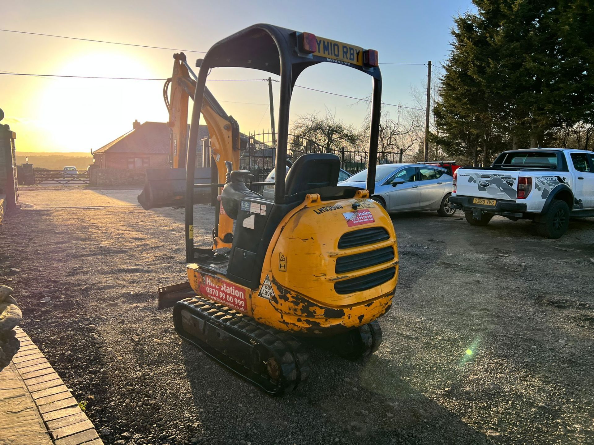 2010 JCB 8014 1.4 TON MINI DIGGER, RUNS DRIVES AND DIGS, SHOWING A LOW AND GENUINE 972 HOURS - Image 4 of 17