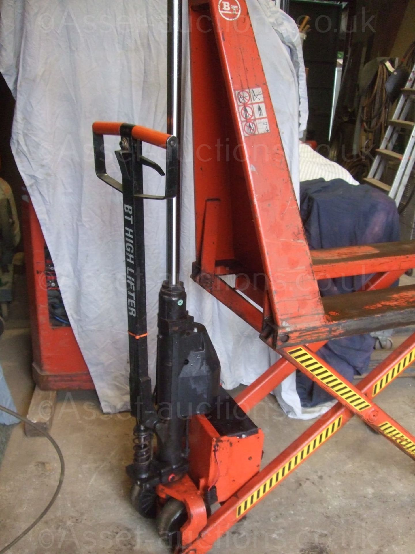 BT HIGHLIFTER HLE 10/3 HIGH LIFT PALLET TRUCK, PUSH / PULL PALLET TRUCK WITH ELECTRIC LIFT *PLUS VAT - Image 3 of 5