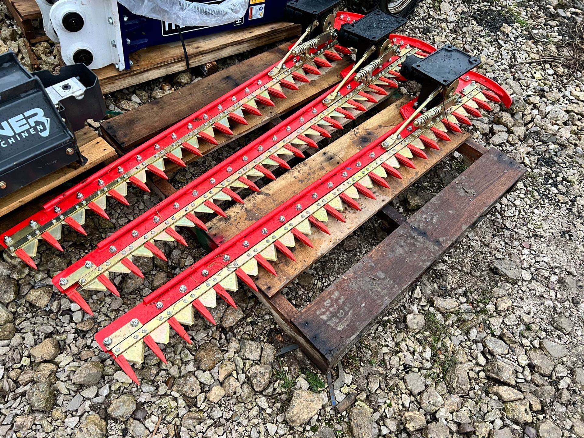 1 x NEW AND UNUSED 1.8 METRE KUBOTA ORANGE HEDGE CUTTER / TRIMMERS, SUITABLE FOR 1-3 TON DIGGER