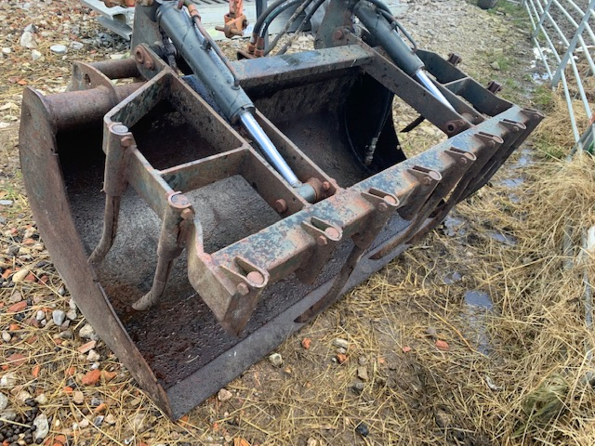 5 ft CHILTON BUCKET / GRAB - TIDY ORDER *PLUS VAT* - Image 2 of 5