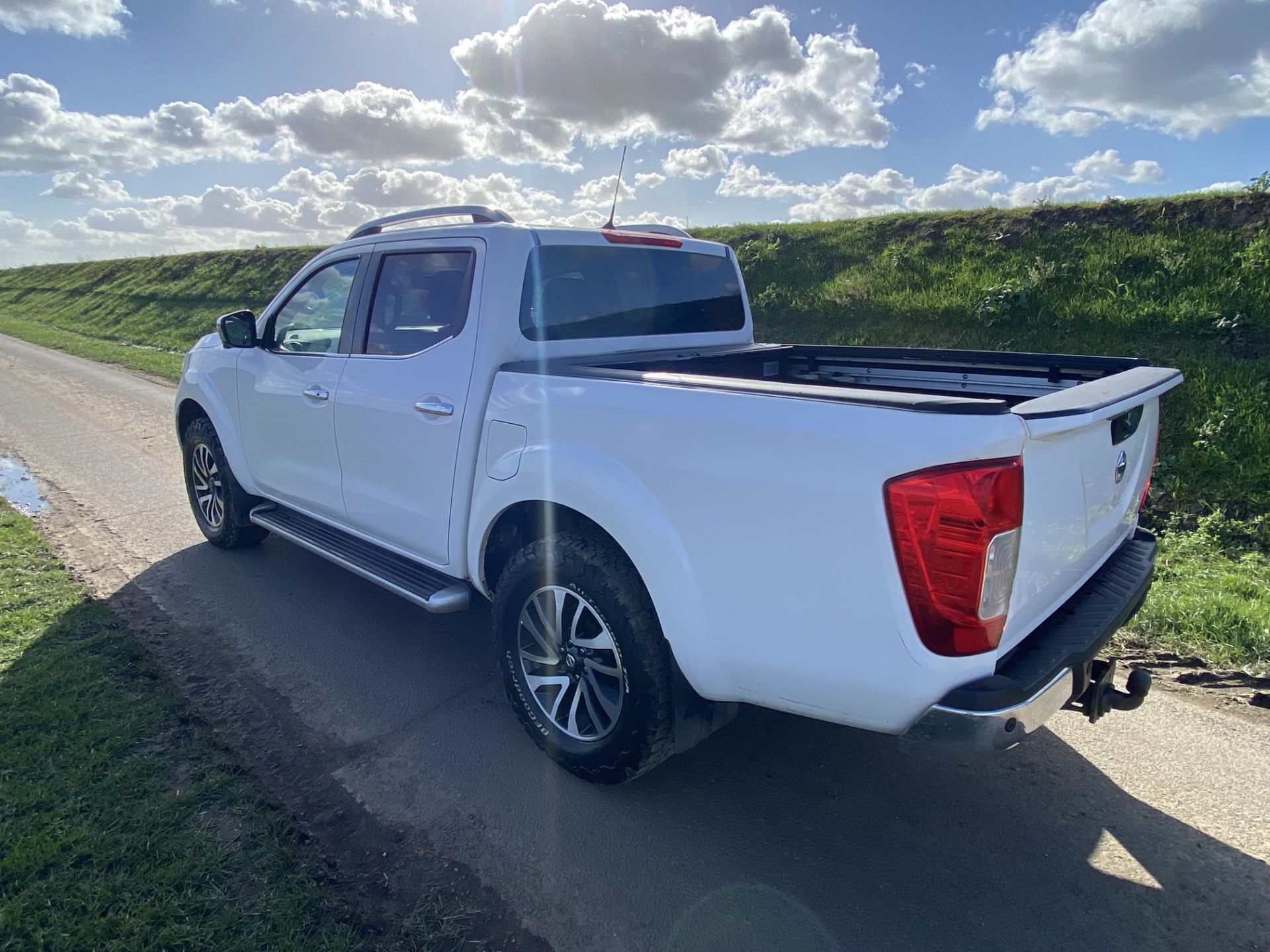 2017/67 NISSAN NAVARA NP300 TEKNA DCI AUTO TOP SPEC WHITE PICK UP, 104K MILES *NO VAT* - Image 4 of 9