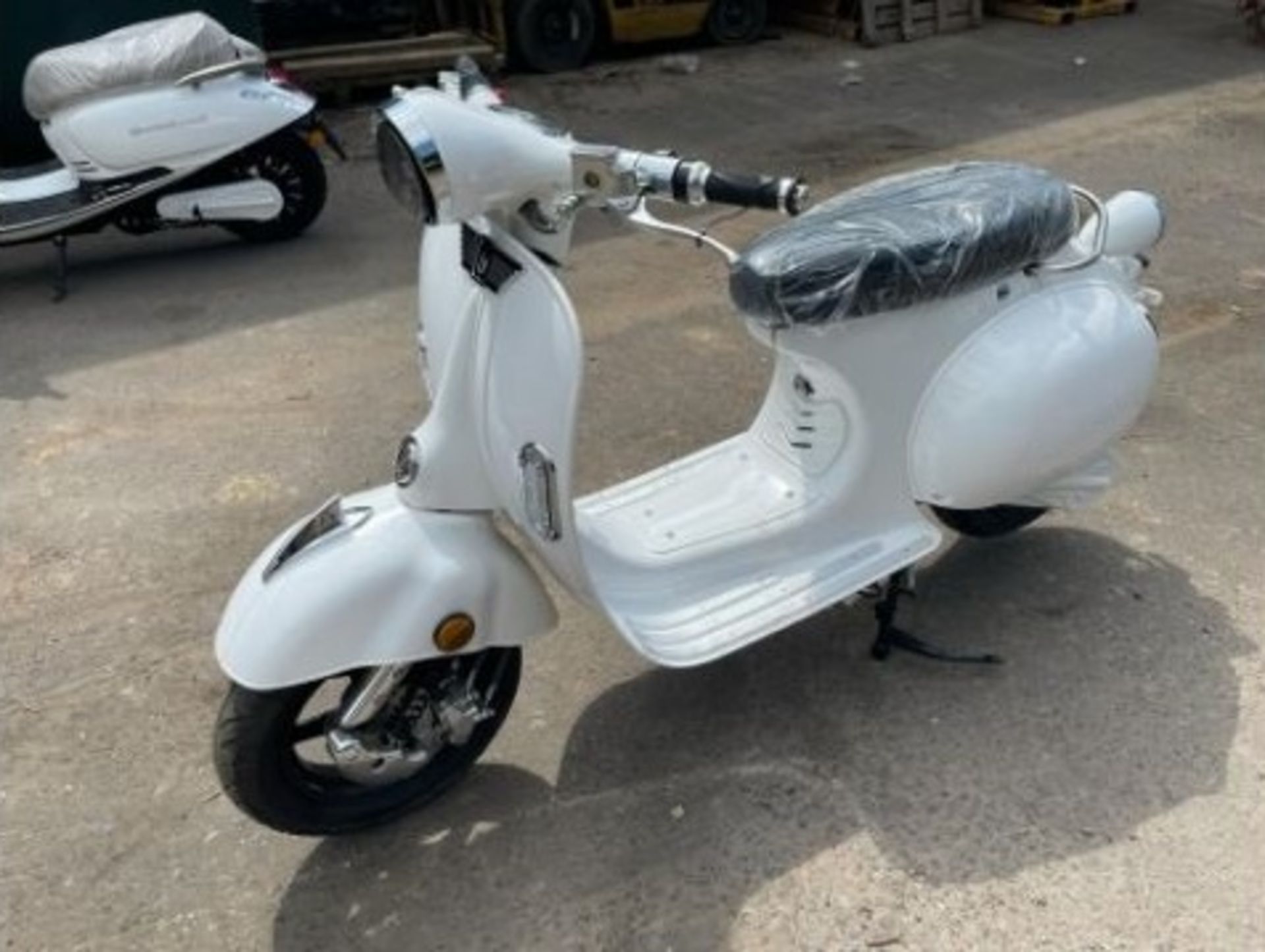 2021 ROMA WHITE ELECTRIC RETRO STYLE SCOOTER, 3000W, *PLUS VAT* - Image 6 of 19