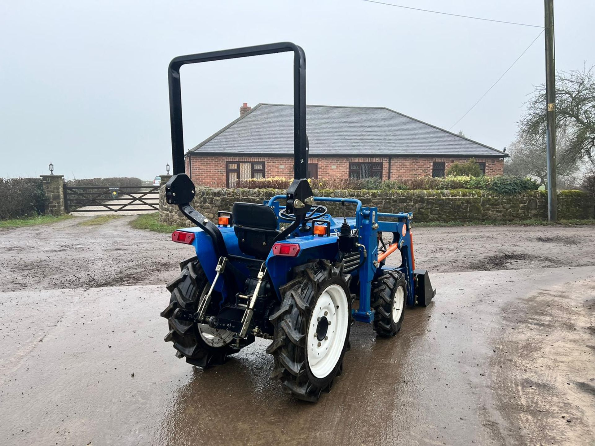 ISEKI TU1700 4WD COMPACT TRACTOR WITH FRONT LOADER AND BUCKET, RUNS DRIVES AND LIFTS PLUS VAT* - Image 6 of 18