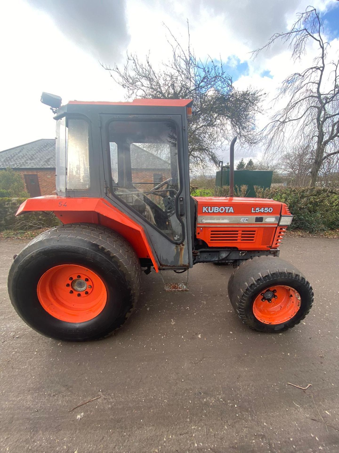 KUBOTA L5450 TRACTOR FULL CAB. RUNS AND DRIVES, 4 WHEEL DRIVE *PLUS VAT* - Image 8 of 8