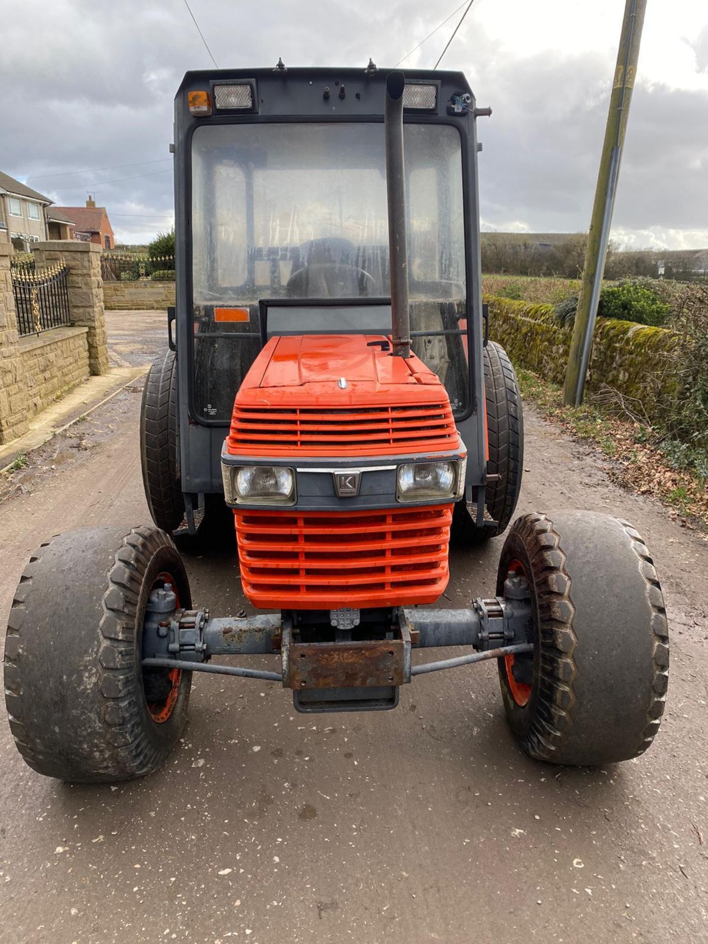 KUBOTA L5450 TRACTOR FULL CAB. RUNS AND DRIVES, 4 WHEEL DRIVE *PLUS VAT* - Image 2 of 8