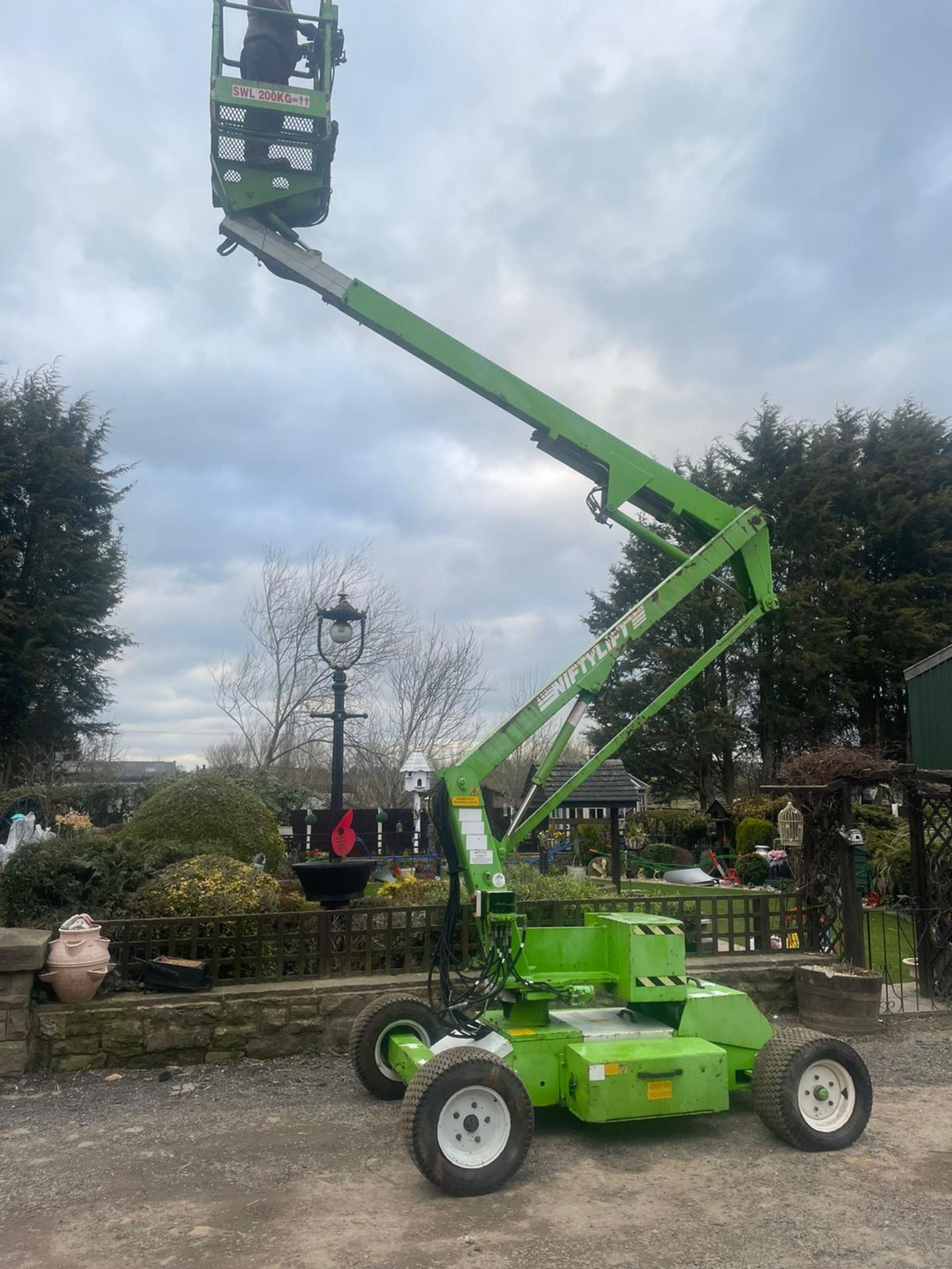 NIFTYLIFT HEIGHT RIDER 12 BOOM LIFT DIESEL AND BATTERY POWERED, RUNS WORKS AND LIFTS *PLUS VAT* - Image 5 of 7