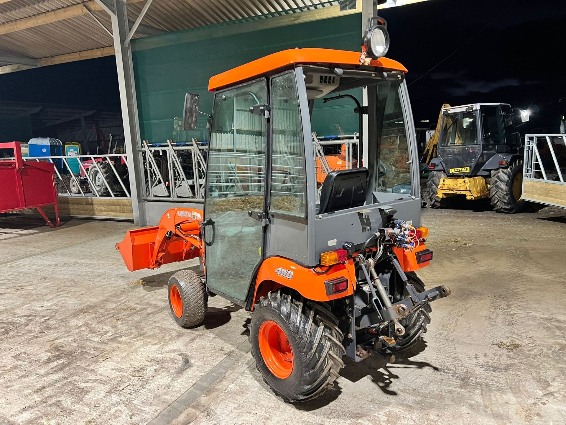 KUBOTA BX2350 23hp 4WD COMPACT TRACTOR WITH KUBOTA LA243 FRONT LOADER, RUNS DRIVES AND LIFTS - Image 3 of 19