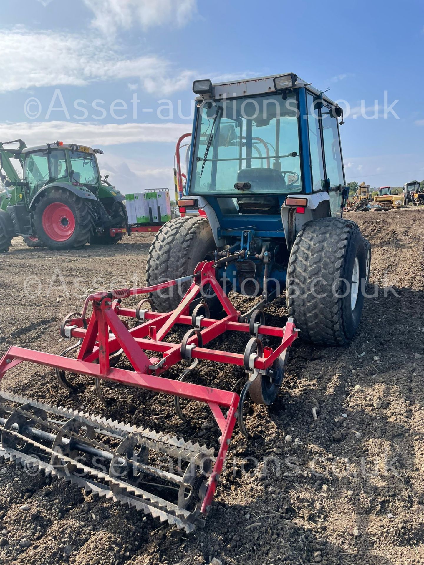 FORD 2120 TRACTOR WITH CULTIVATOR, 4 WHEEL DRIVE, STILL IN USE, RUNS AND WORKS *PLUS VAT* - Image 4 of 6