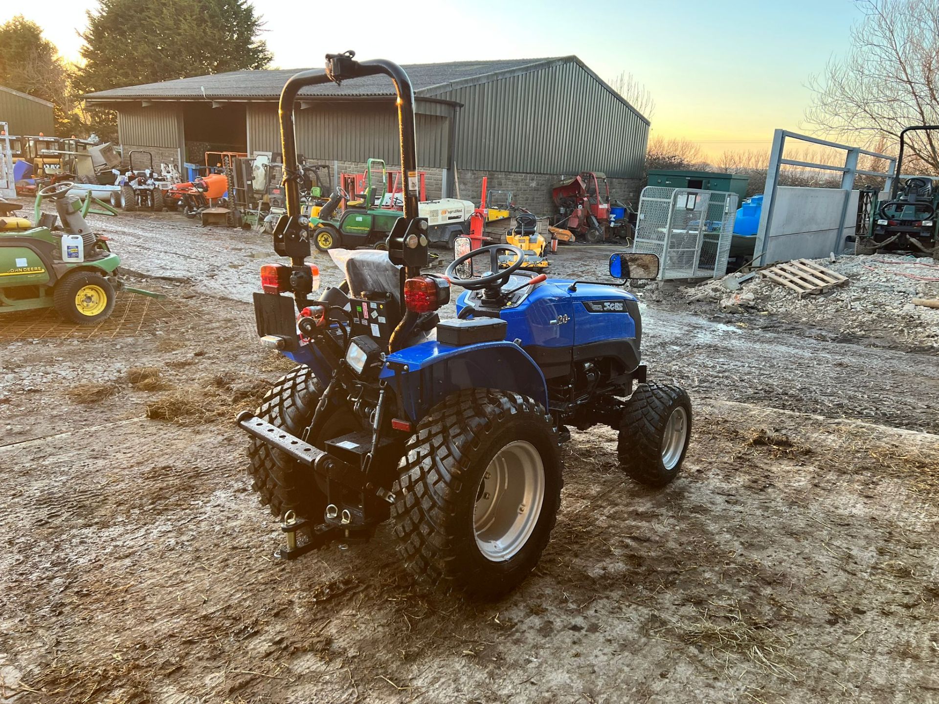 NEW AND UNUSED SOLIS 20 20hp 4WD COMPACT TRACTOR, SHOWING A LOW AND GENUINE 3 HOURS *PLUS VAT* - Image 6 of 16