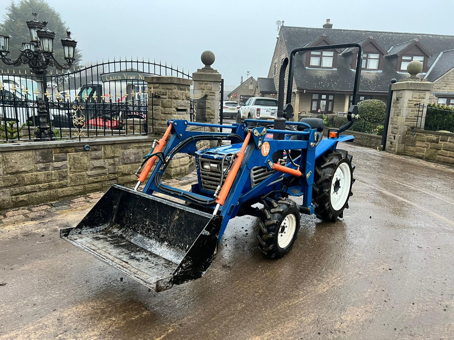 ISEKI TU1700 4WD COMPACT TRACTOR WITH FRONT LOADER AND BUCKET, RUNS DRIVES AND LIFTS PLUS VAT* - Image 2 of 18