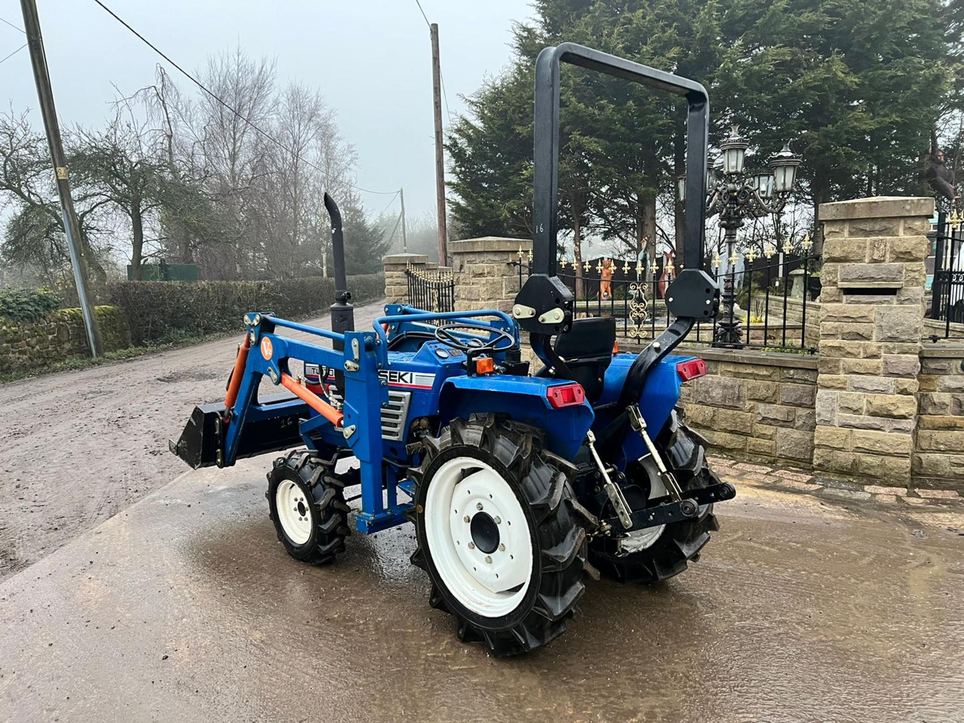 ISEKI TU1700 4WD COMPACT TRACTOR WITH FRONT LOADER AND BUCKET, RUNS DRIVES AND LIFTS PLUS VAT* - Image 5 of 18