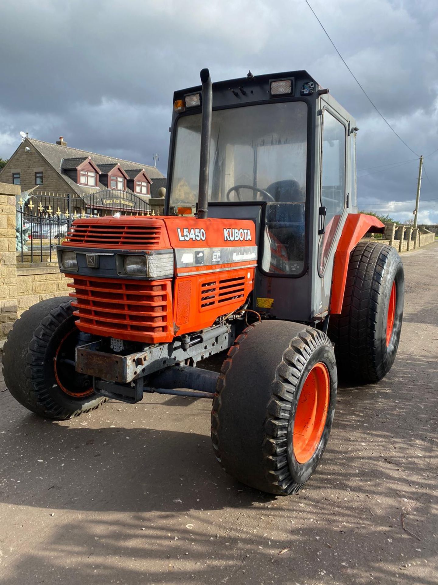 KUBOTA L5450 TRACTOR FULL CAB. RUNS AND DRIVES, 4 WHEEL DRIVE *PLUS VAT* - Image 3 of 8