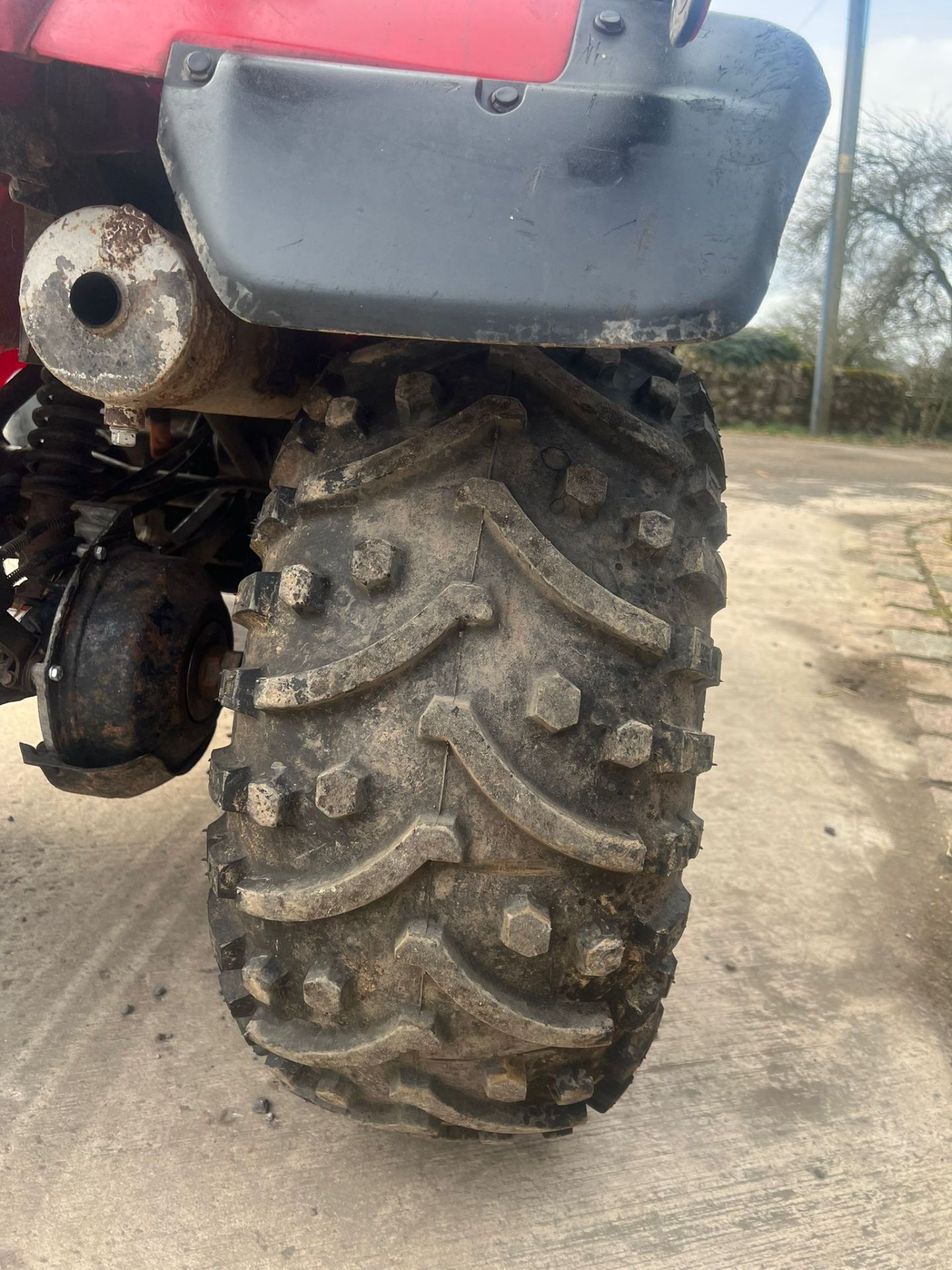 HONDA BIG RED FARM QUAD, TYRES ONLY A FEW MONTHS OLD, RUNS AND DRIVES *PLUS VAT* - Image 7 of 9