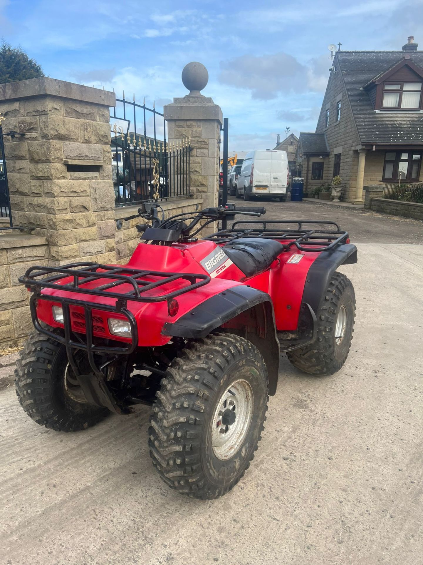HONDA BIG RED FARM QUAD, TYRES ONLY A FEW MONTHS OLD, RUNS AND DRIVES *PLUS VAT* - Image 2 of 9