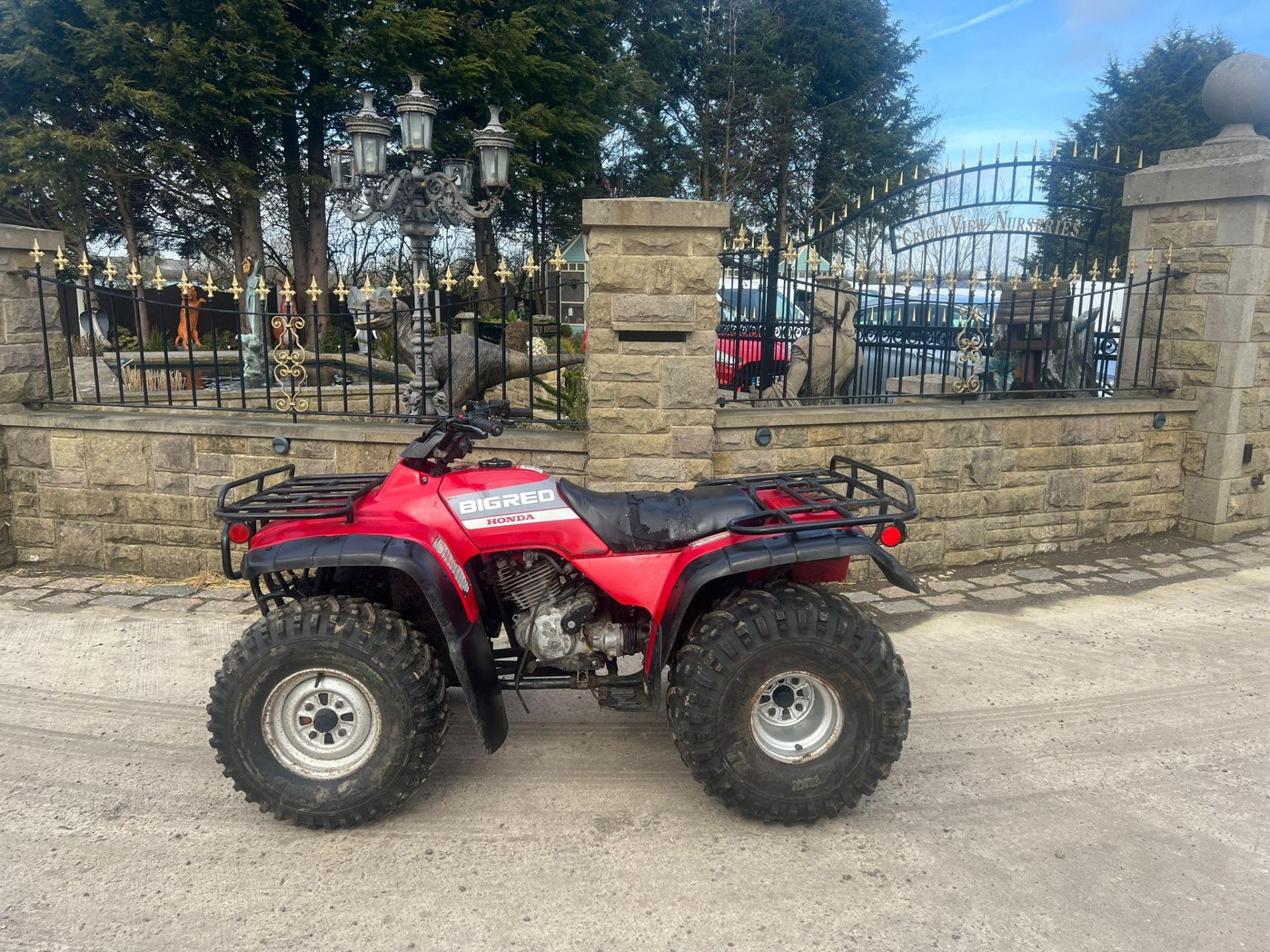 HONDA BIG RED FARM QUAD, TYRES ONLY A FEW MONTHS OLD, RUNS AND DRIVES *PLUS VAT* - Image 3 of 9