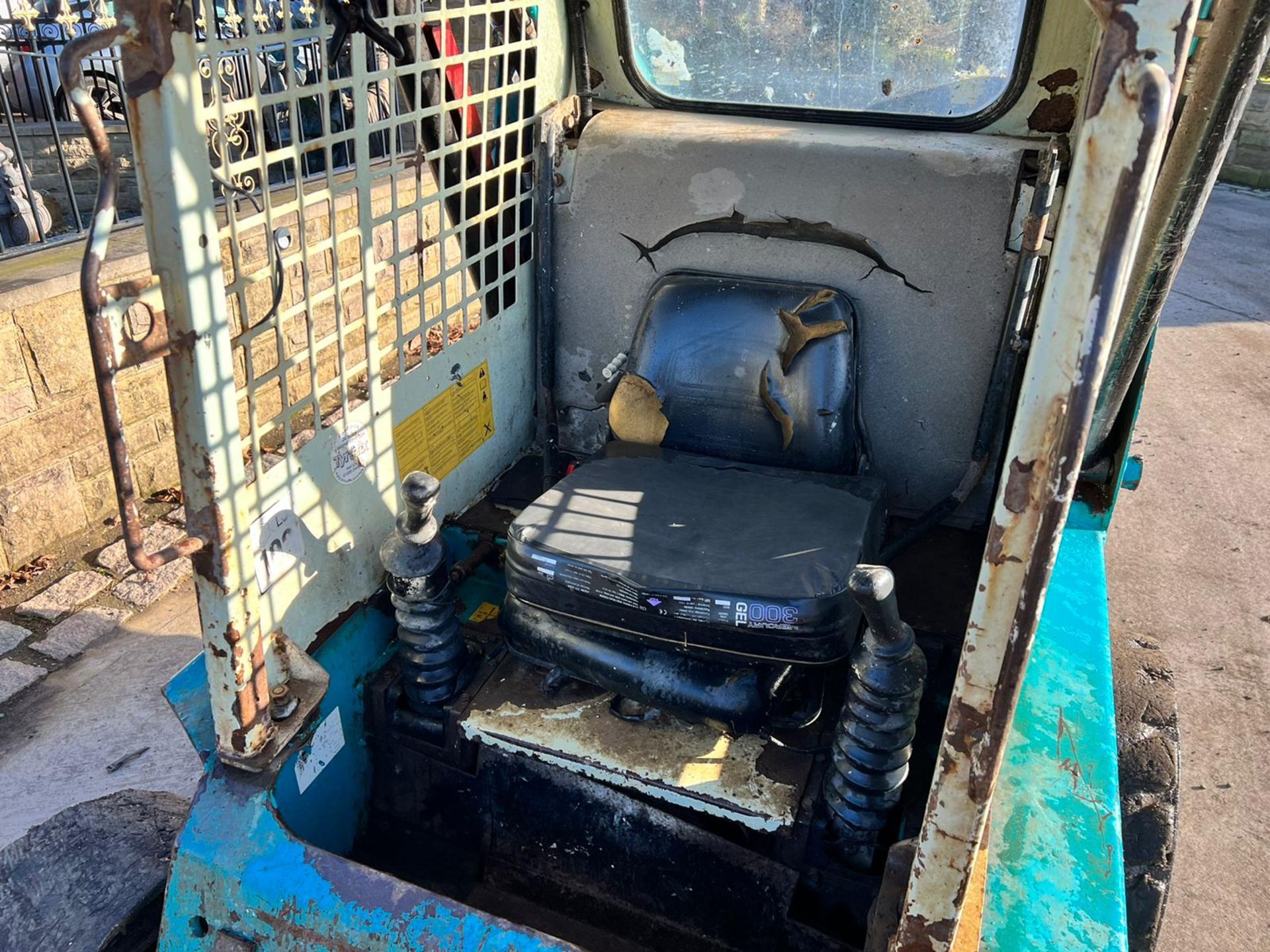 BELLE 761 DIESEL SKIDSTEER, RUNS DRIVES AND LIFTS, PIPED FOR FRONT ATTACHMENTS, C/W FRONT BUCKET - Image 12 of 12