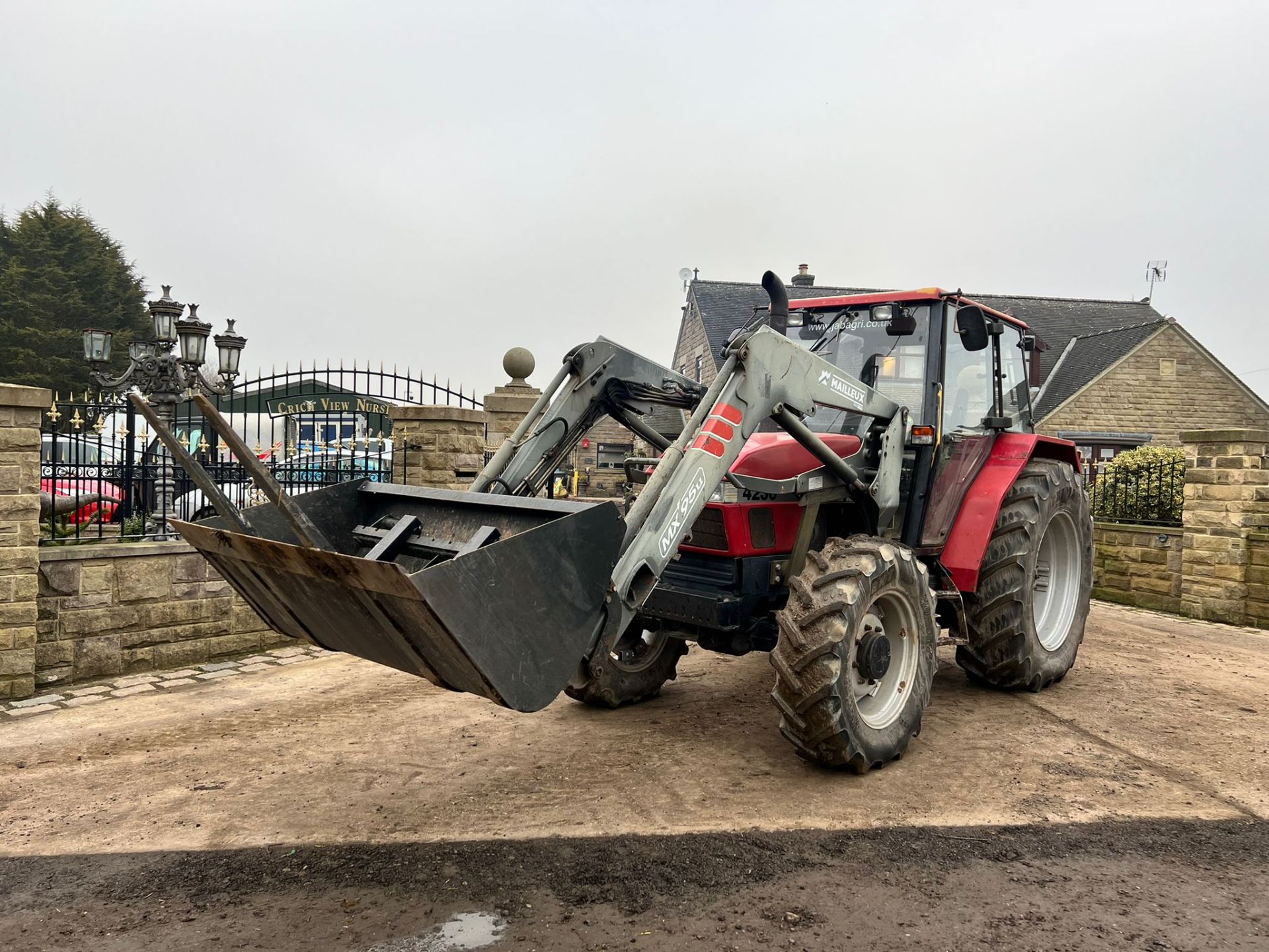 CASE 4230 84hp 4WD TRACTOR WITH FRONT LOADER, PALLET FORKS AND BUCKET *PLUS VAT* - Image 3 of 13