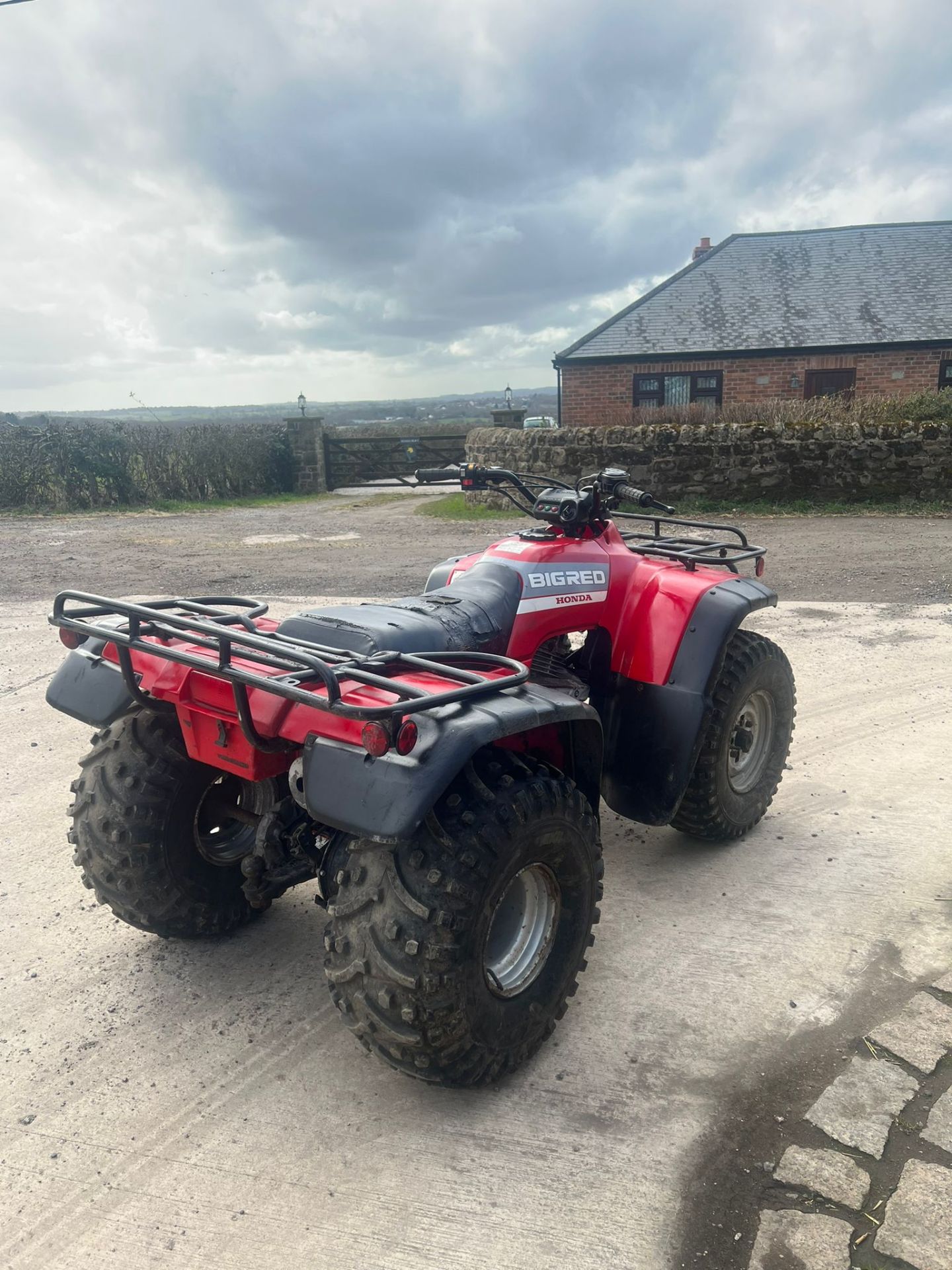 HONDA BIG RED FARM QUAD, TYRES ONLY A FEW MONTHS OLD, RUNS AND DRIVES *PLUS VAT* - Image 5 of 9