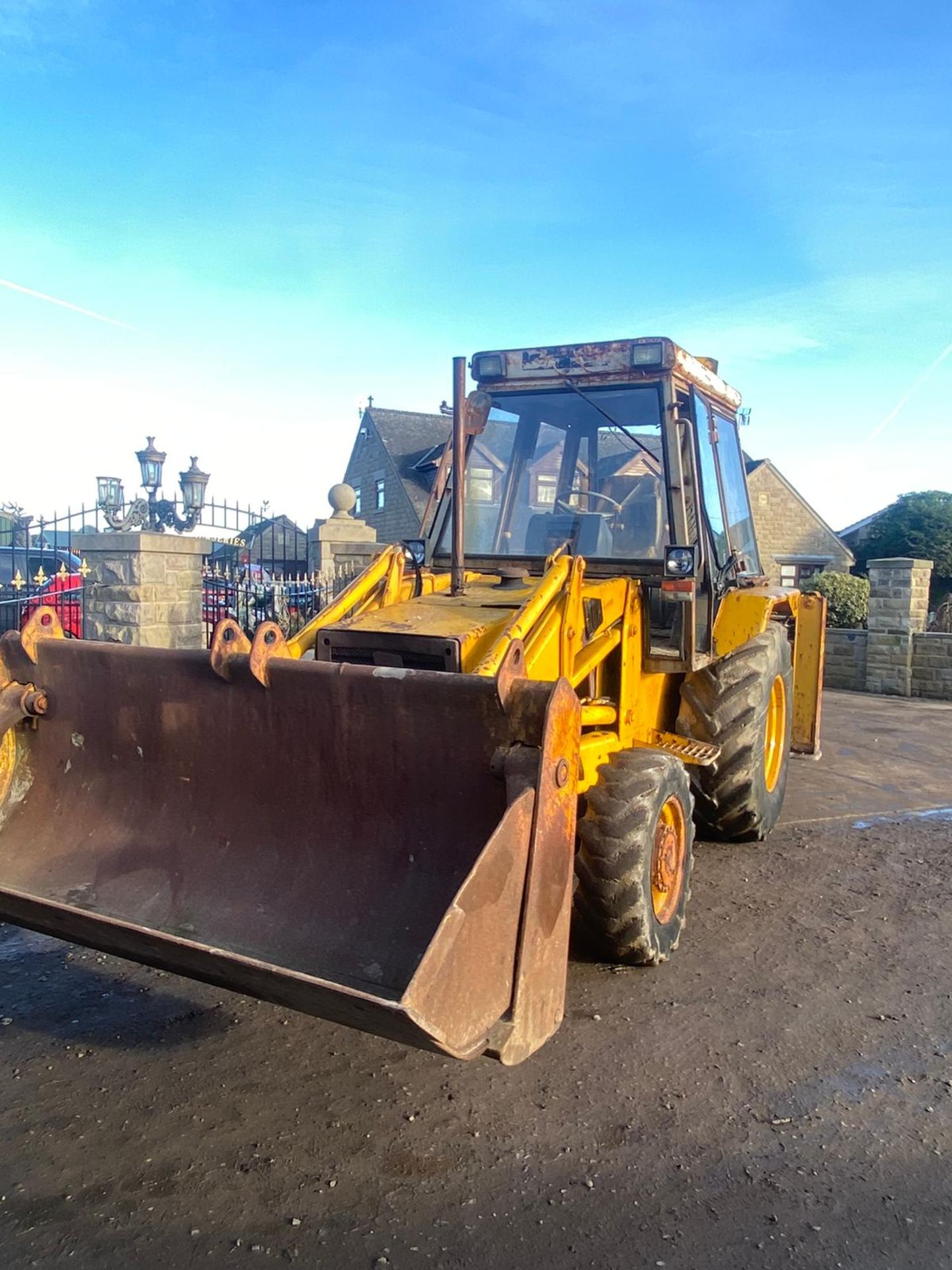 JCB 4 WHEEL DRIVE 3CX, 4 IN 1 BUCKET, 4 SPEED MANUAL, RUNS DRIVES AND LIFTS *PLUS VAT* - Image 2 of 8