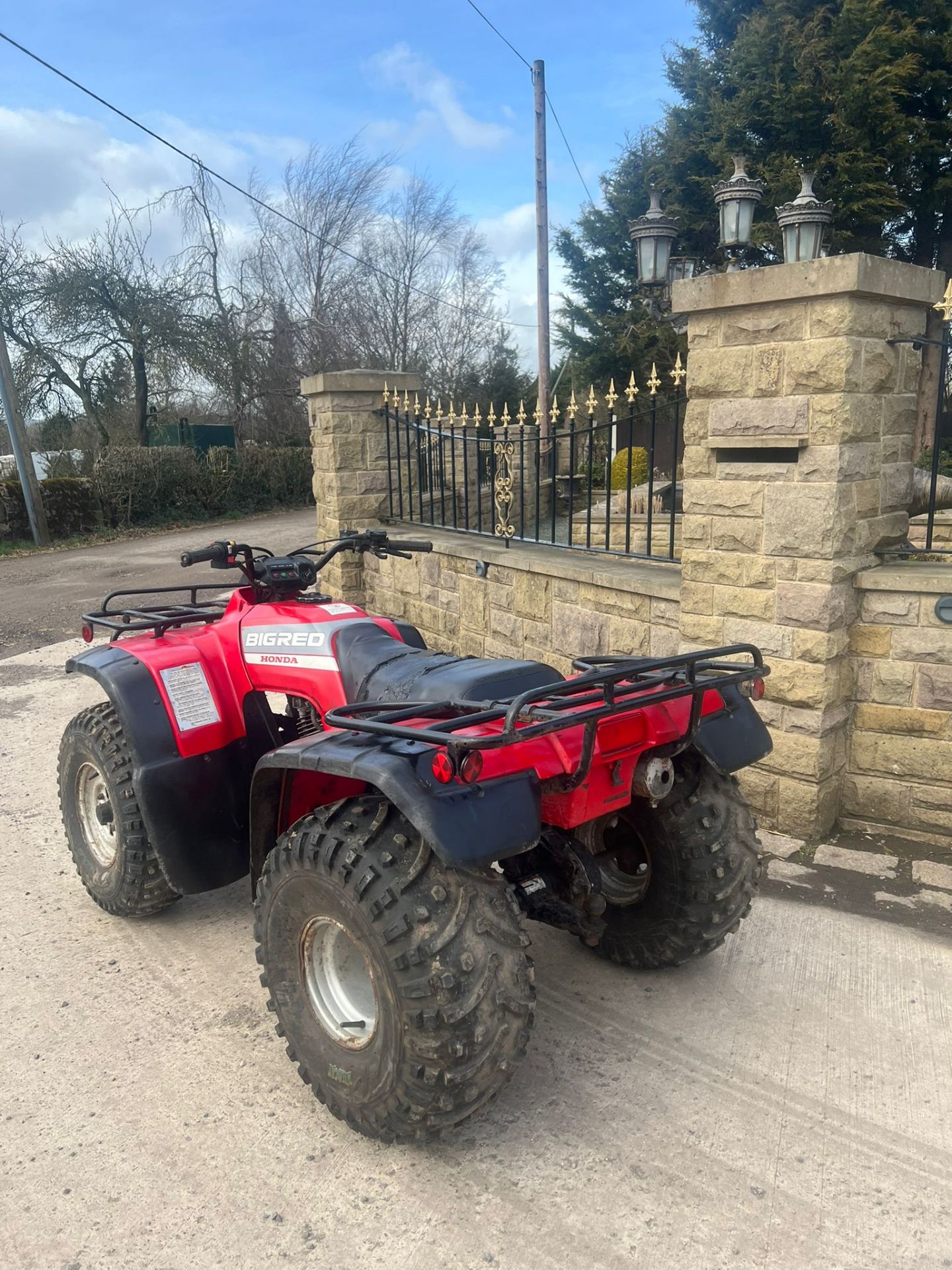 HONDA BIG RED FARM QUAD, TYRES ONLY A FEW MONTHS OLD, RUNS AND DRIVES *PLUS VAT* - Image 4 of 9