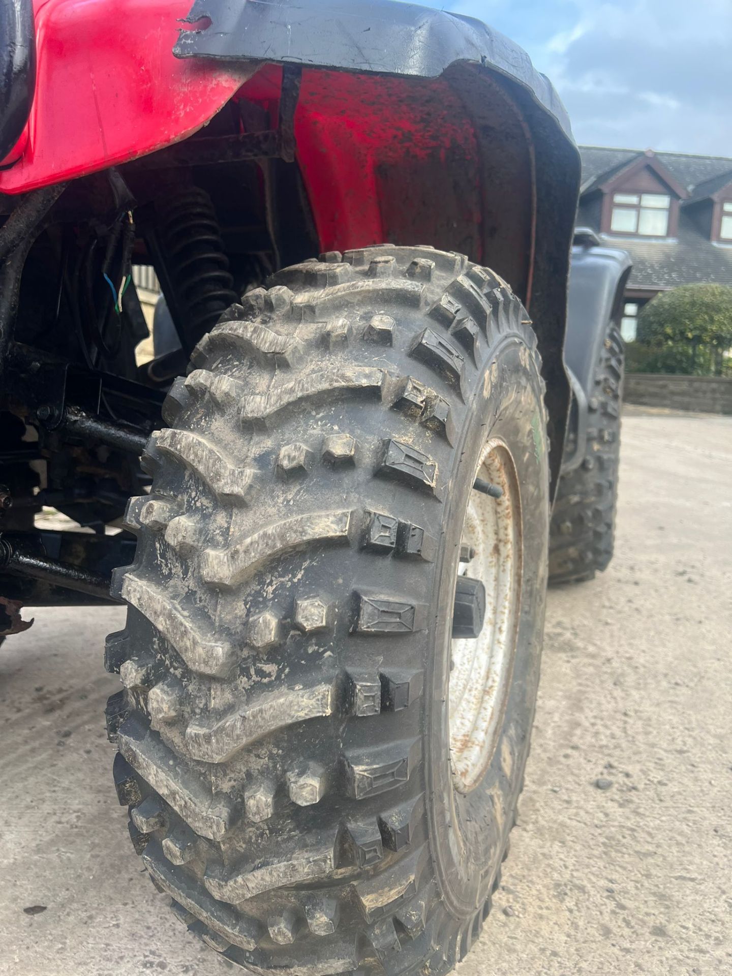 HONDA BIG RED FARM QUAD, TYRES ONLY A FEW MONTHS OLD, RUNS AND DRIVES *PLUS VAT* - Image 8 of 9