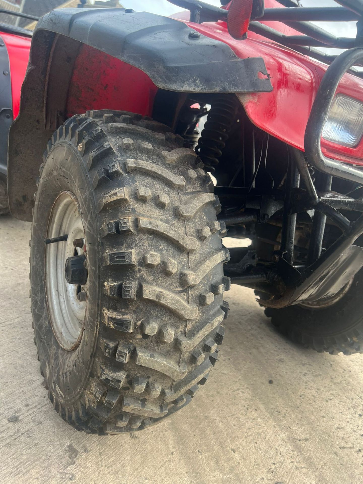 HONDA BIG RED FARM QUAD, TYRES ONLY A FEW MONTHS OLD, RUNS AND DRIVES *PLUS VAT* - Image 6 of 9