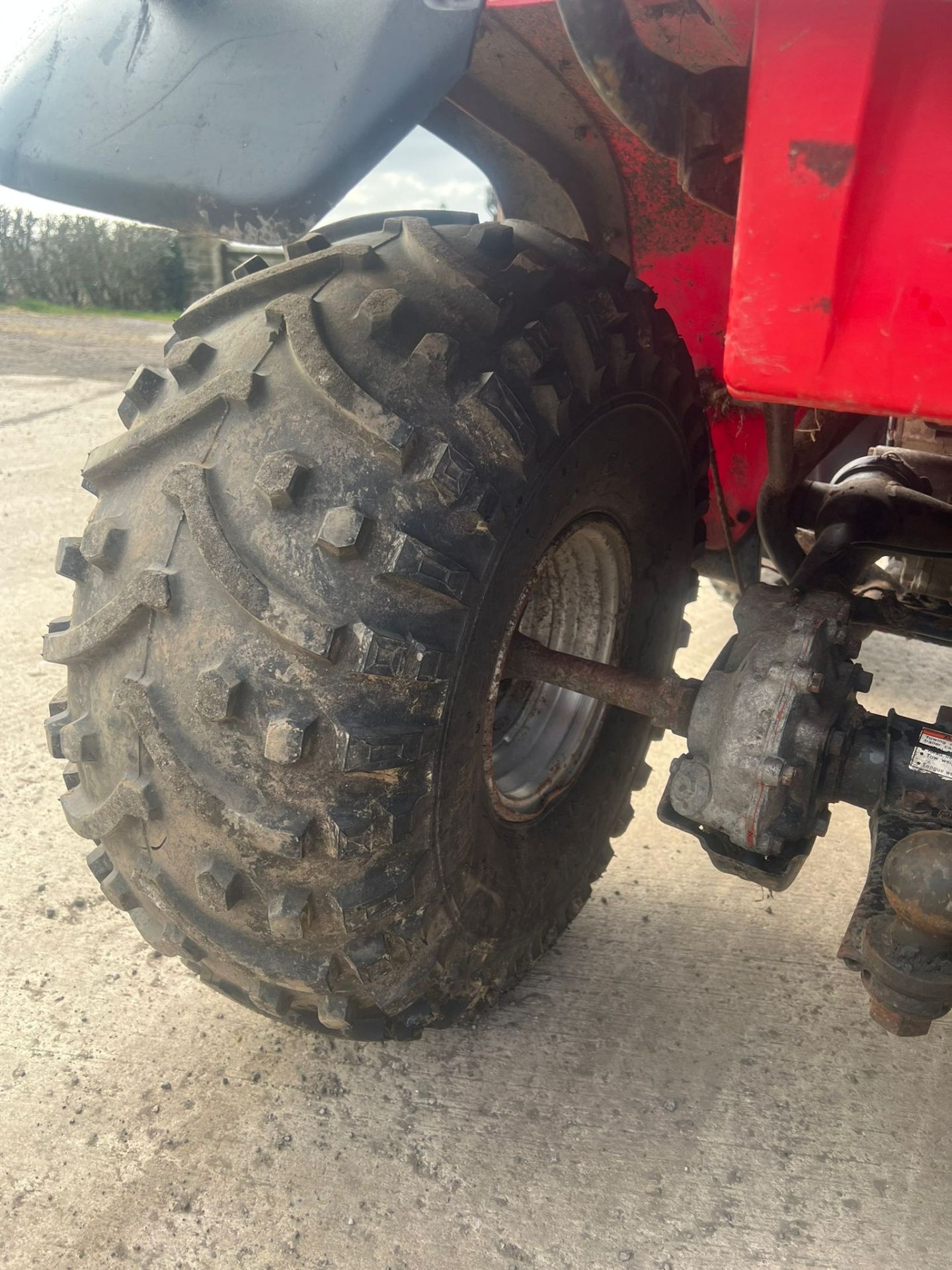 HONDA BIG RED FARM QUAD, TYRES ONLY A FEW MONTHS OLD, RUNS AND DRIVES *PLUS VAT* - Image 9 of 9