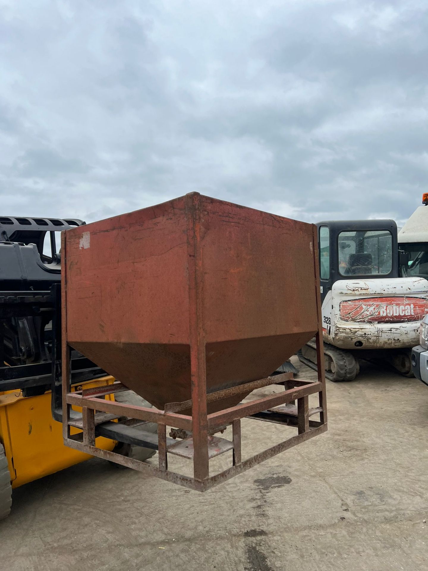 ONE TON AGGREGATE HOPPER *PLUS VAT*