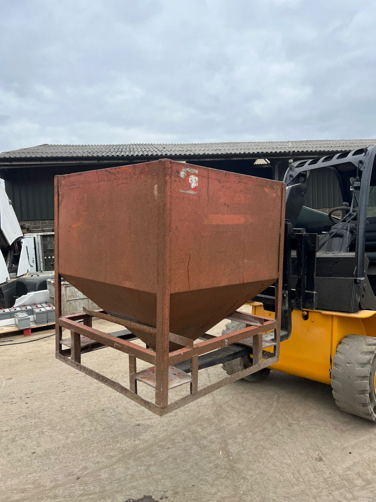 ONE TON AGGREGATE HOPPER *PLUS VAT* - Image 2 of 5