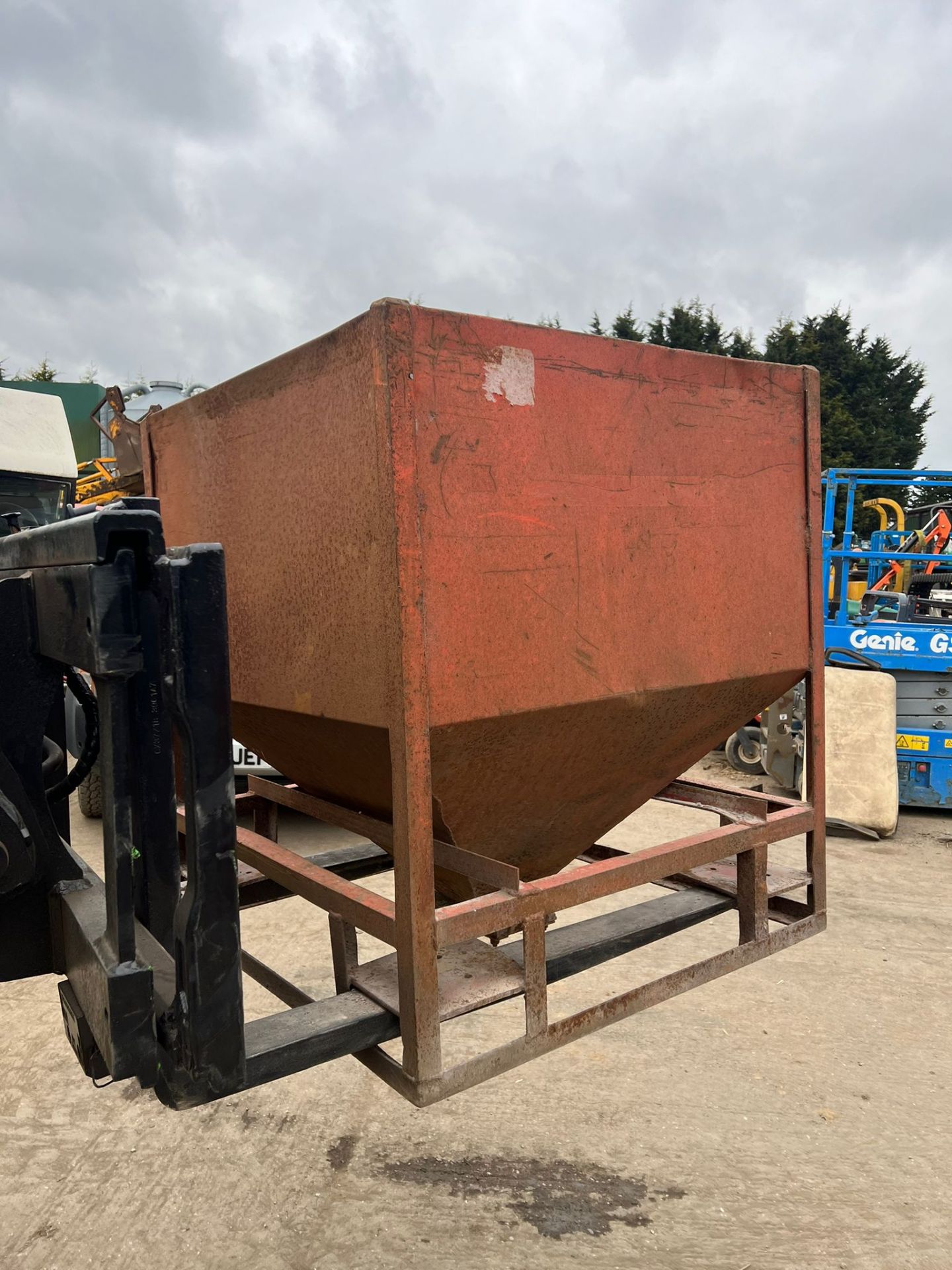 ONE TON AGGREGATE HOPPER *PLUS VAT* - Image 3 of 5