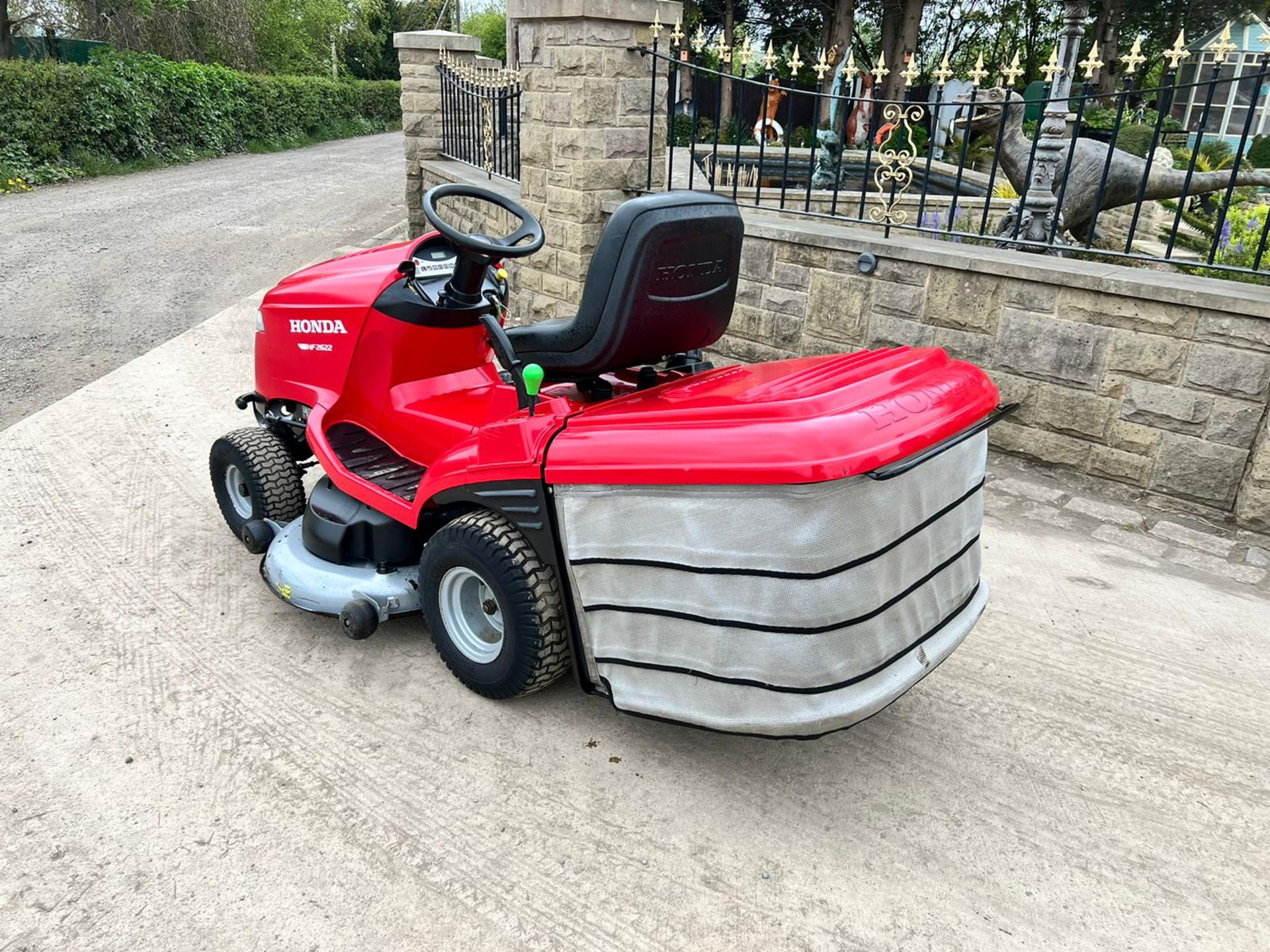 Honda HF2622 Ride On Mower, Runs Drives And Cuts *Plus Vat* - Image 13 of 14