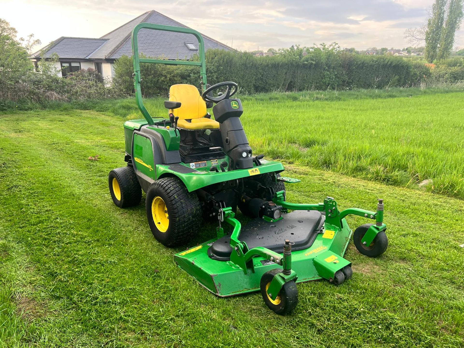 2015 John Deere 1565 4WD Ride On Mower With 2015 John Deere Fastback Commerical 62 Deck *PLUS VAT* - Image 2 of 7