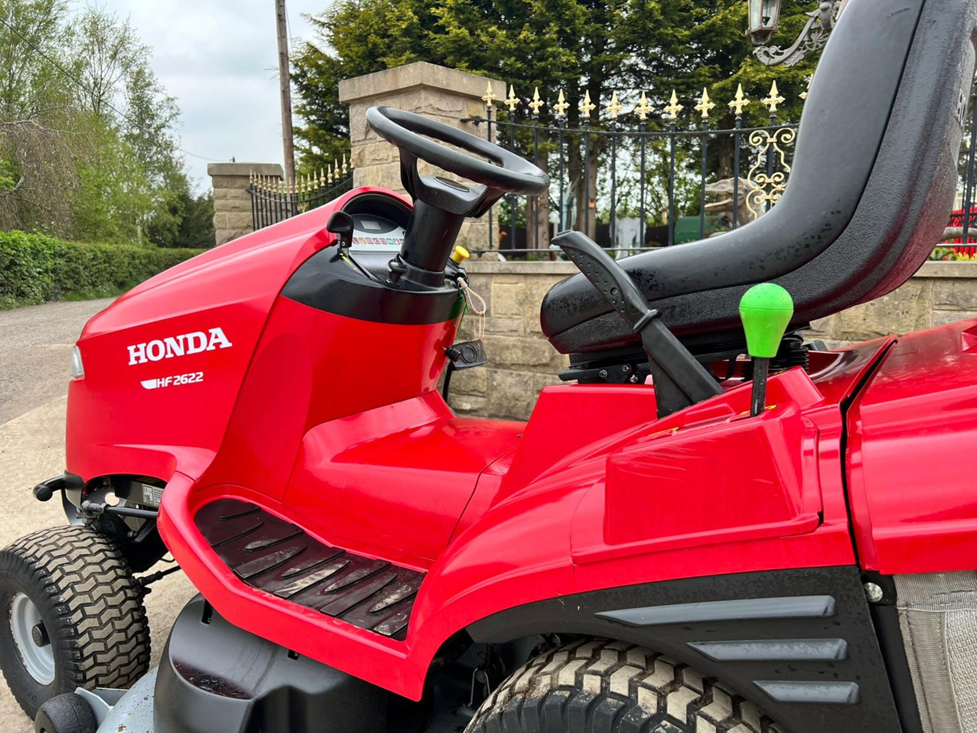Honda HF2622 Ride On Mower, Runs Drives And Cuts *Plus Vat* - Image 10 of 14