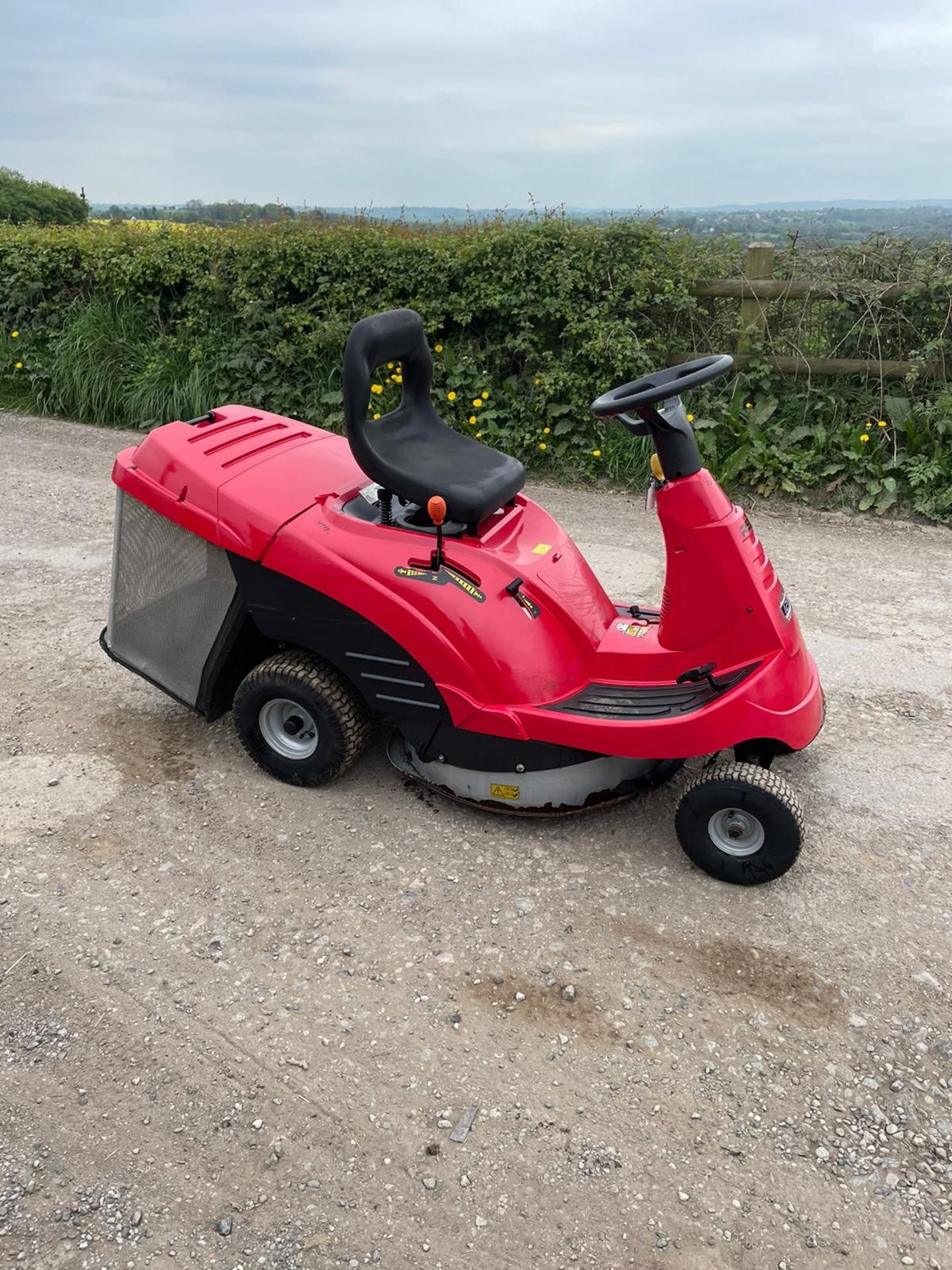 HONDA 1211 RIDE ON LAWN MOWER, RUNS DRIVES AND MOWS *PLUS VAT* - Image 3 of 9