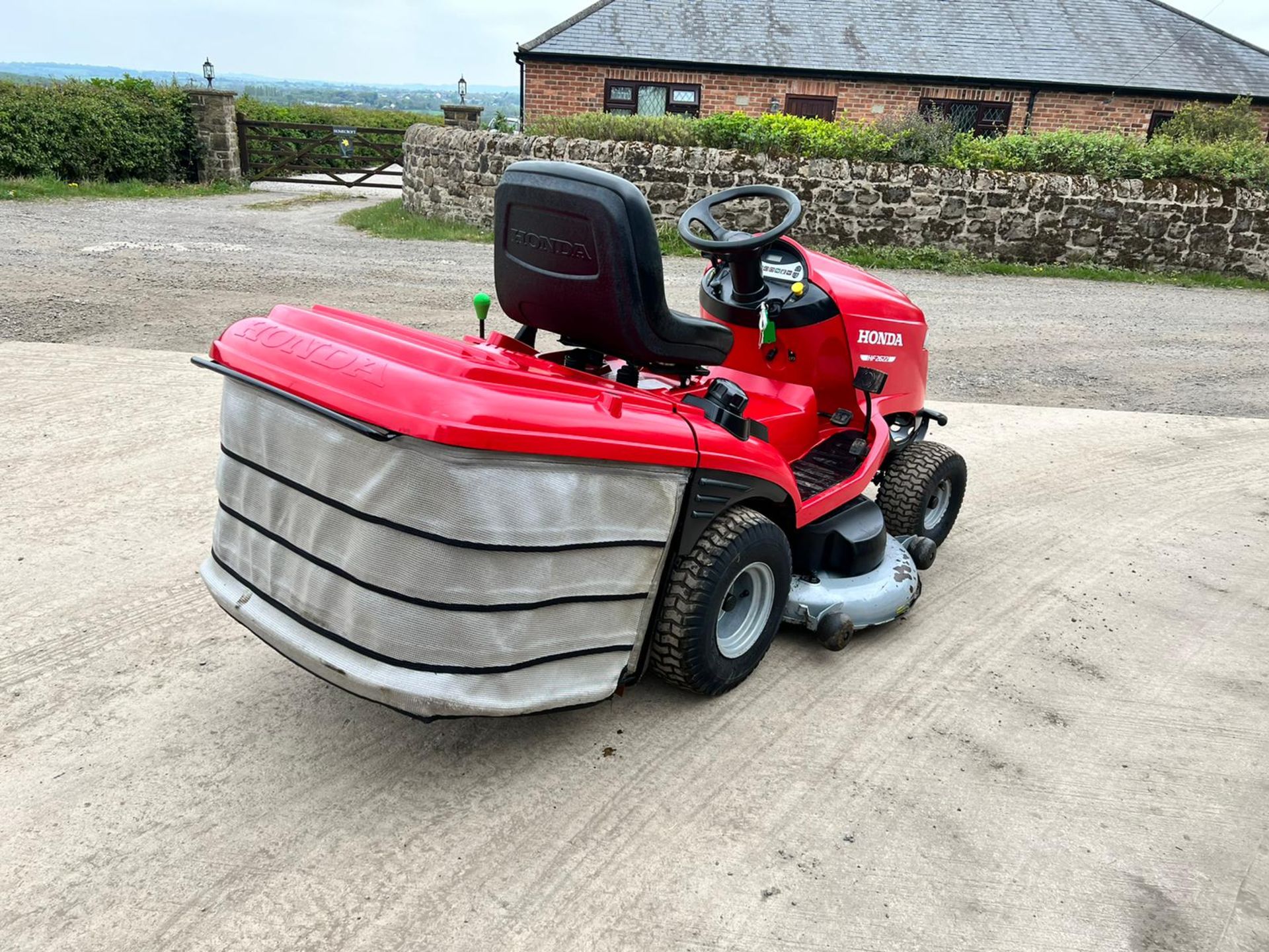 Honda HF2622 Ride On Mower, Runs Drives And Cuts *Plus Vat* - Image 12 of 14