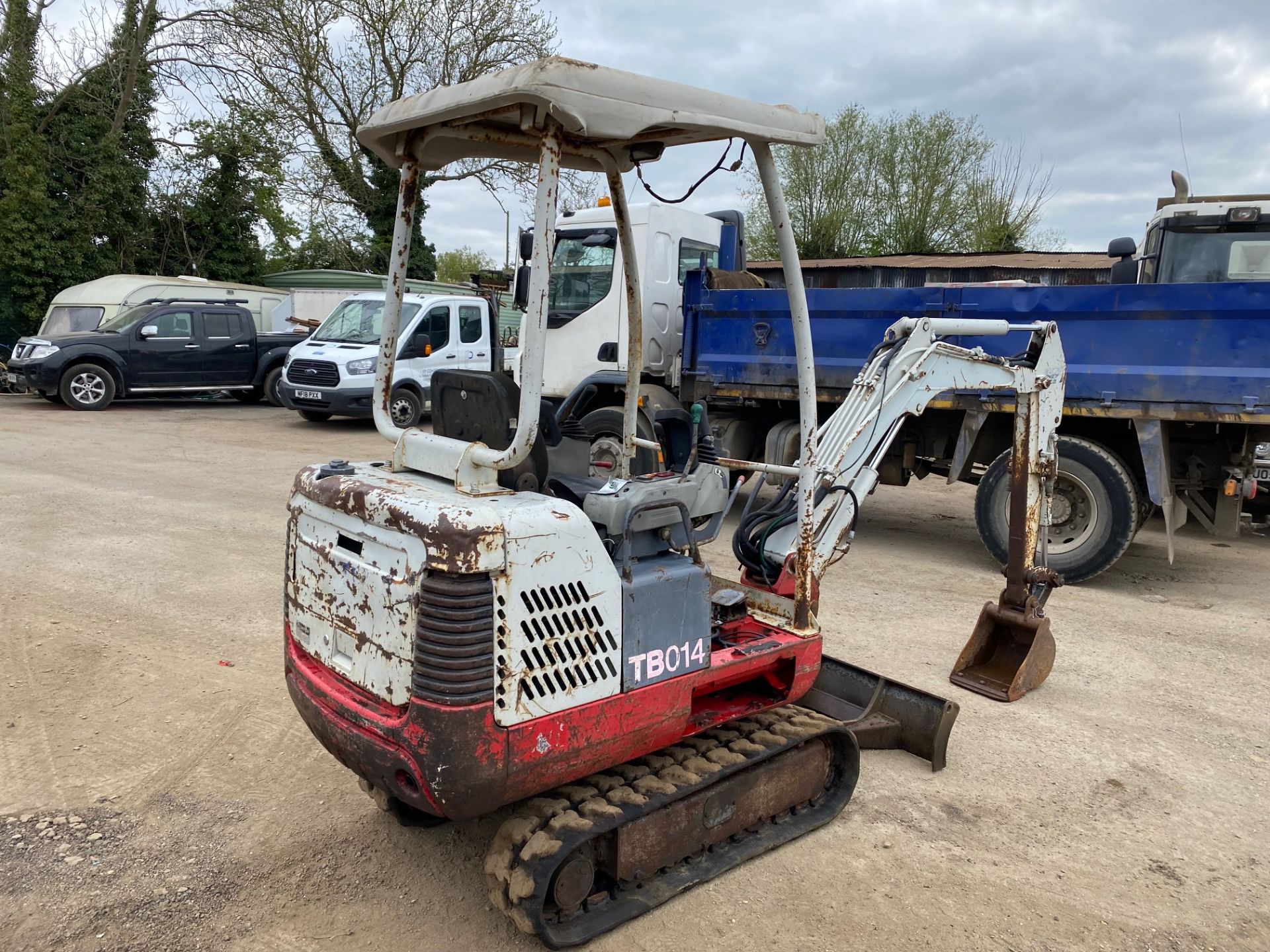 2004 Takeuchi TB014 1.5 ton mini digger, 2 speed tracking, starts first turn, all operations work - Image 3 of 7