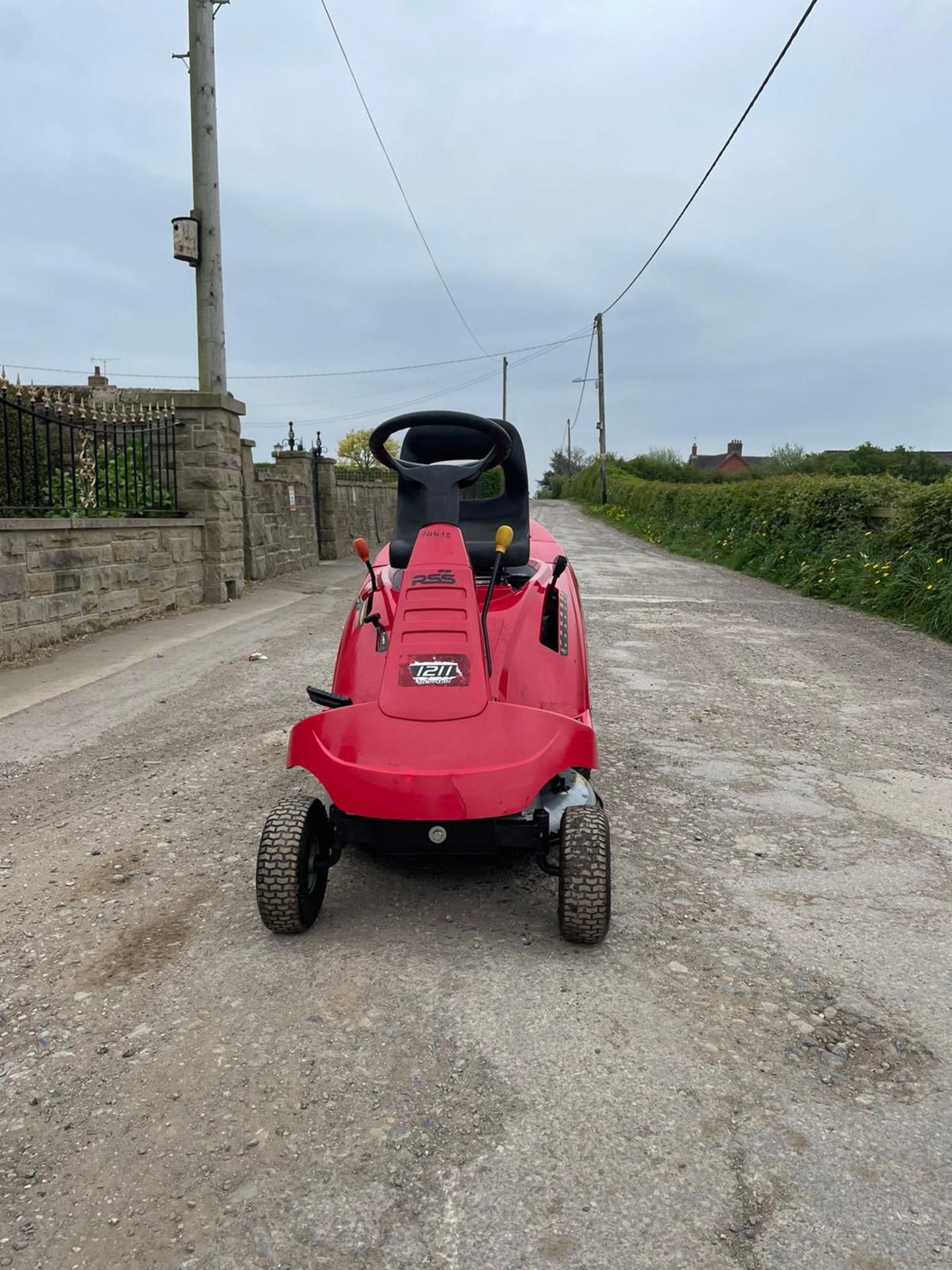 HONDA 1211 RIDE ON LAWN MOWER, RUNS DRIVES AND MOWS *PLUS VAT* - Image 8 of 9