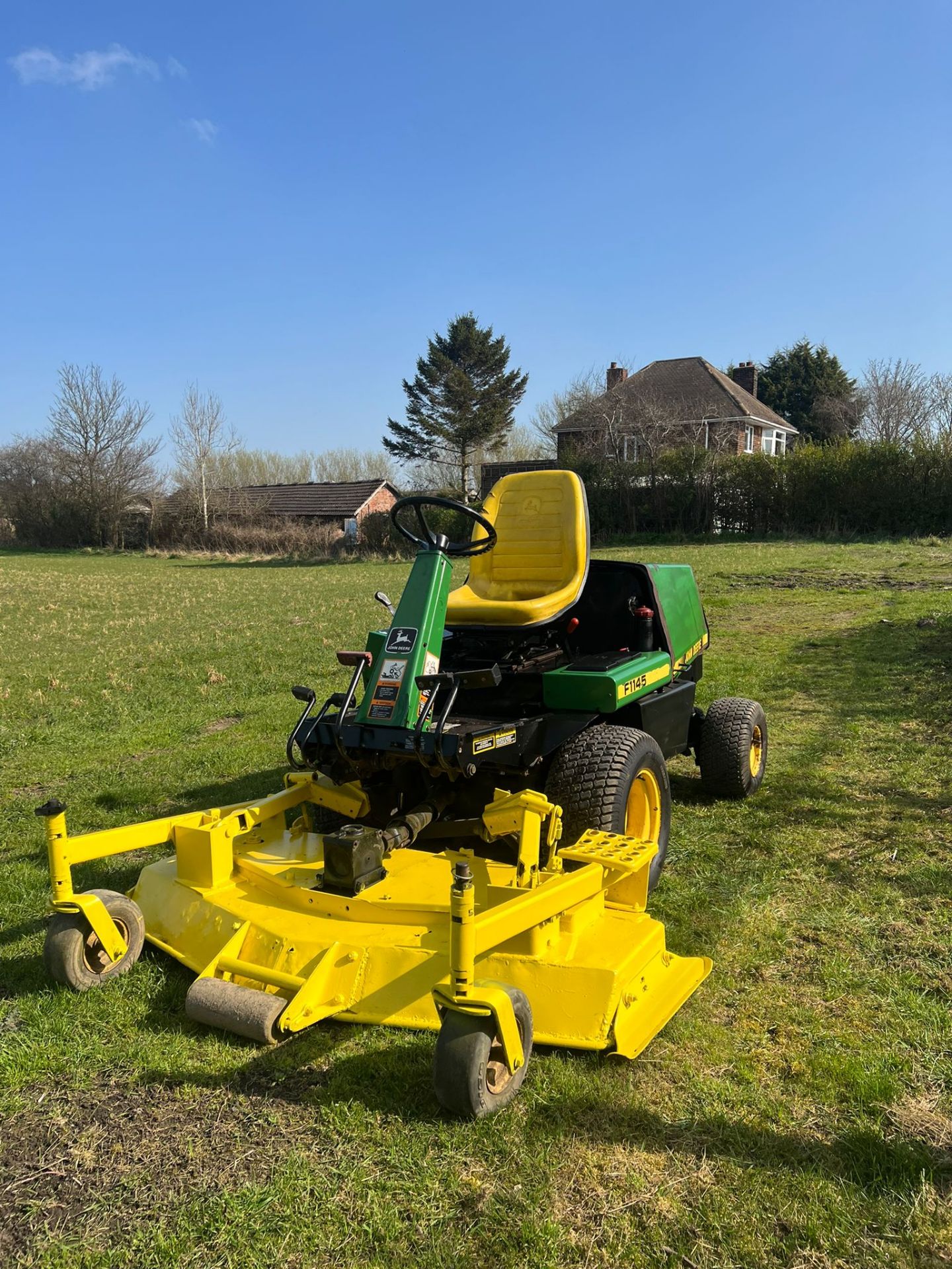 JOHN DEERE F1145 RIDE ON LAWN MOWER, 2/4 WHEEL DRIVE, RUNS DRIVES AND CUTS *PLUS VAT* - Image 3 of 10