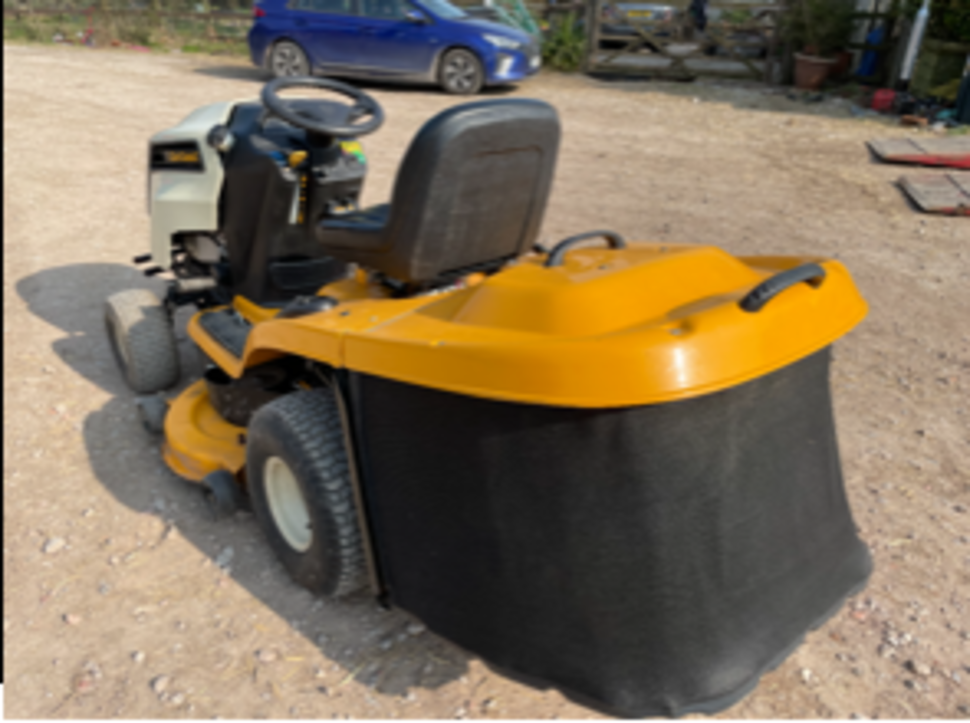 Cub cadet CC1024 hydrostatic ride on mower, 2016 manufactured, like new condition only 400hrs - Image 4 of 6