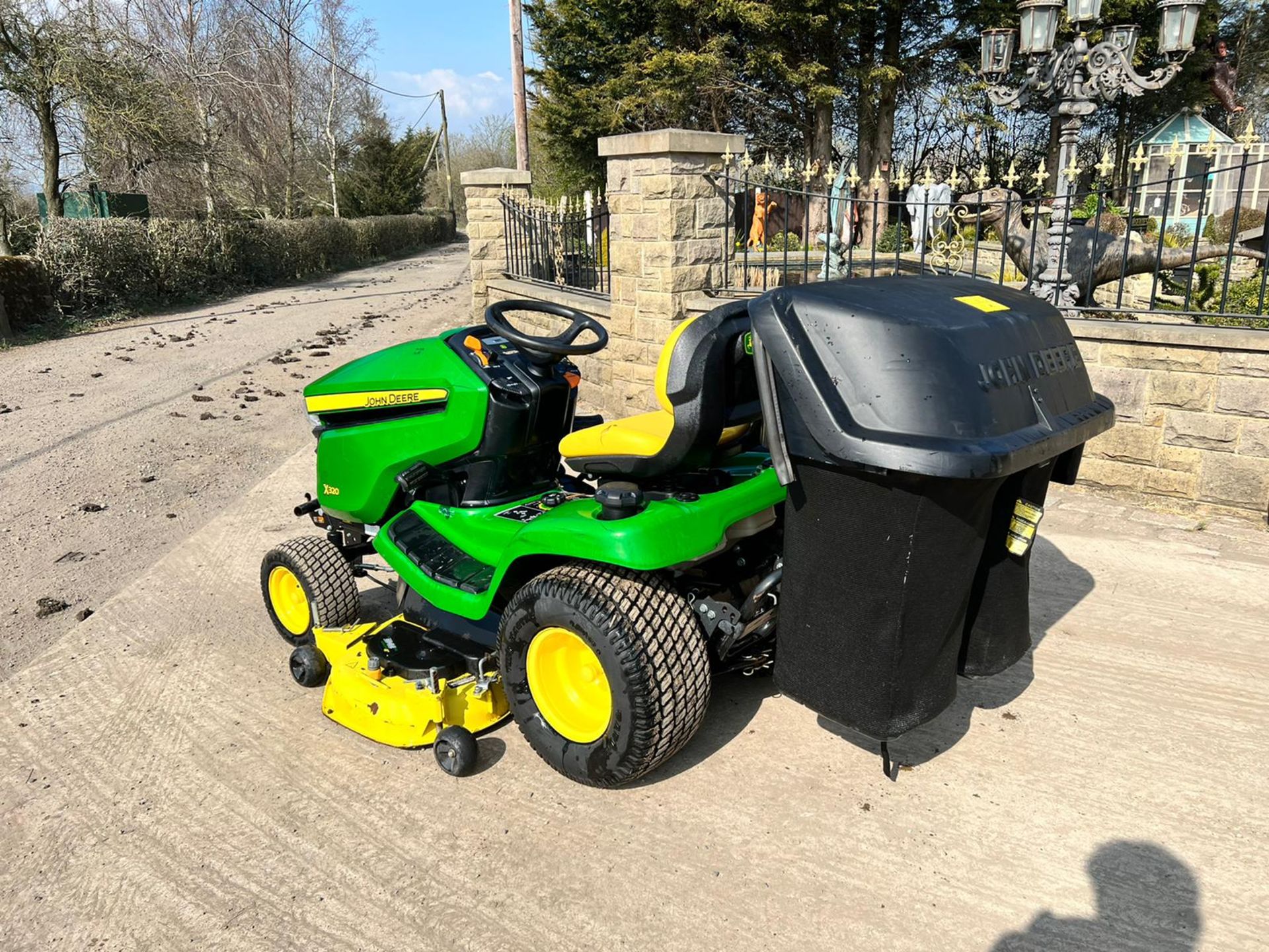 2015 John Deere X320 Ride On Mower With Rear Collector, Runs Drives And Cuts, Showing A Low 213 Hrs - Image 5 of 13